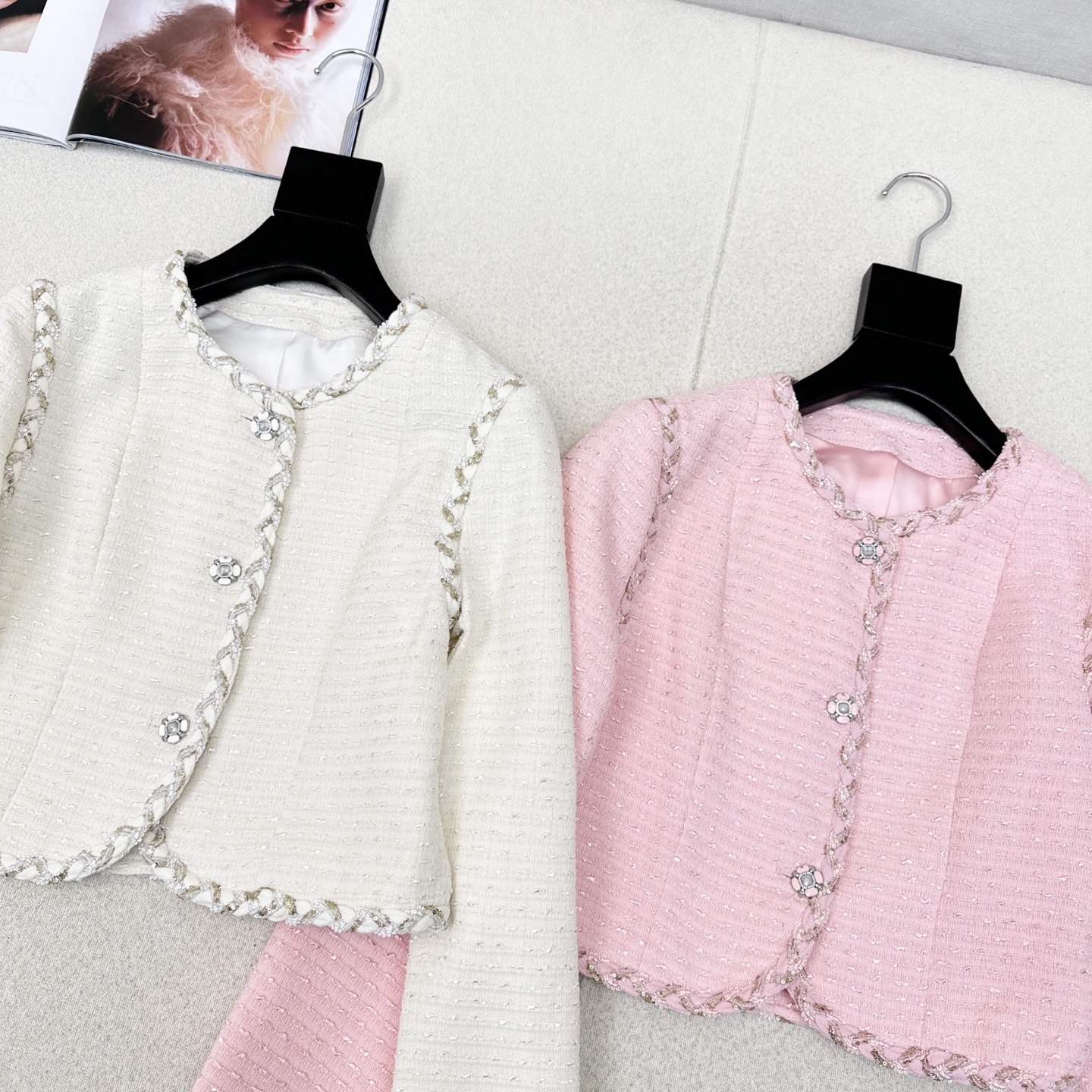 独家款 C家 25Ss————秋冬最新款coco女孩穿搭两件套🤍山茶花装饰蝴蝶结小吊带+编织镶边小短款外