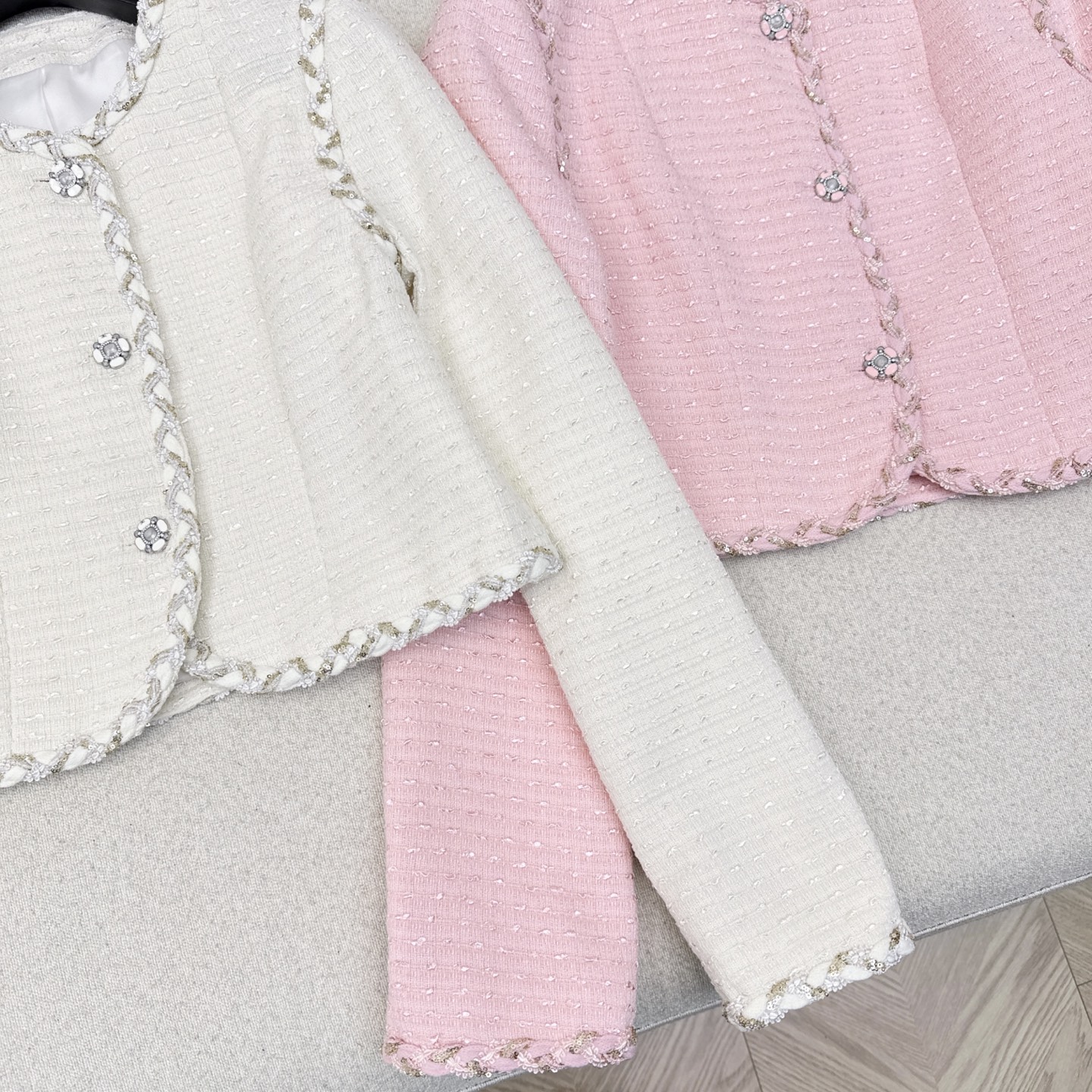 独家款 C家 25Ss————秋冬最新款coco女孩穿搭两件套🤍山茶花装饰蝴蝶结小吊带+编织镶边小短款外