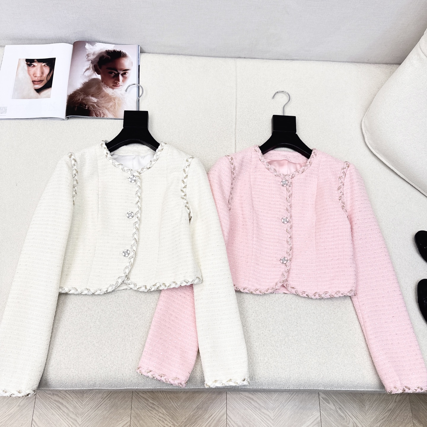 独家款 C家 25Ss————秋冬最新款coco女孩穿搭两件套🤍山茶花装饰蝴蝶结小吊带+编织镶边小短款外