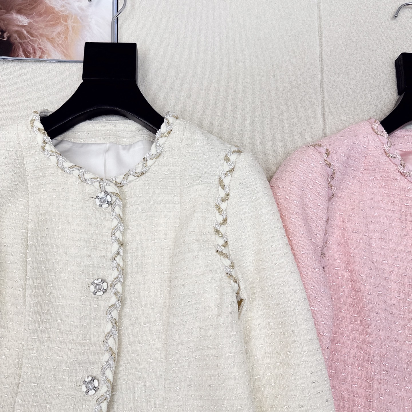 独家款 C家 25Ss————秋冬最新款coco女孩穿搭两件套🤍山茶花装饰蝴蝶结小吊带+编织镶边小短款外