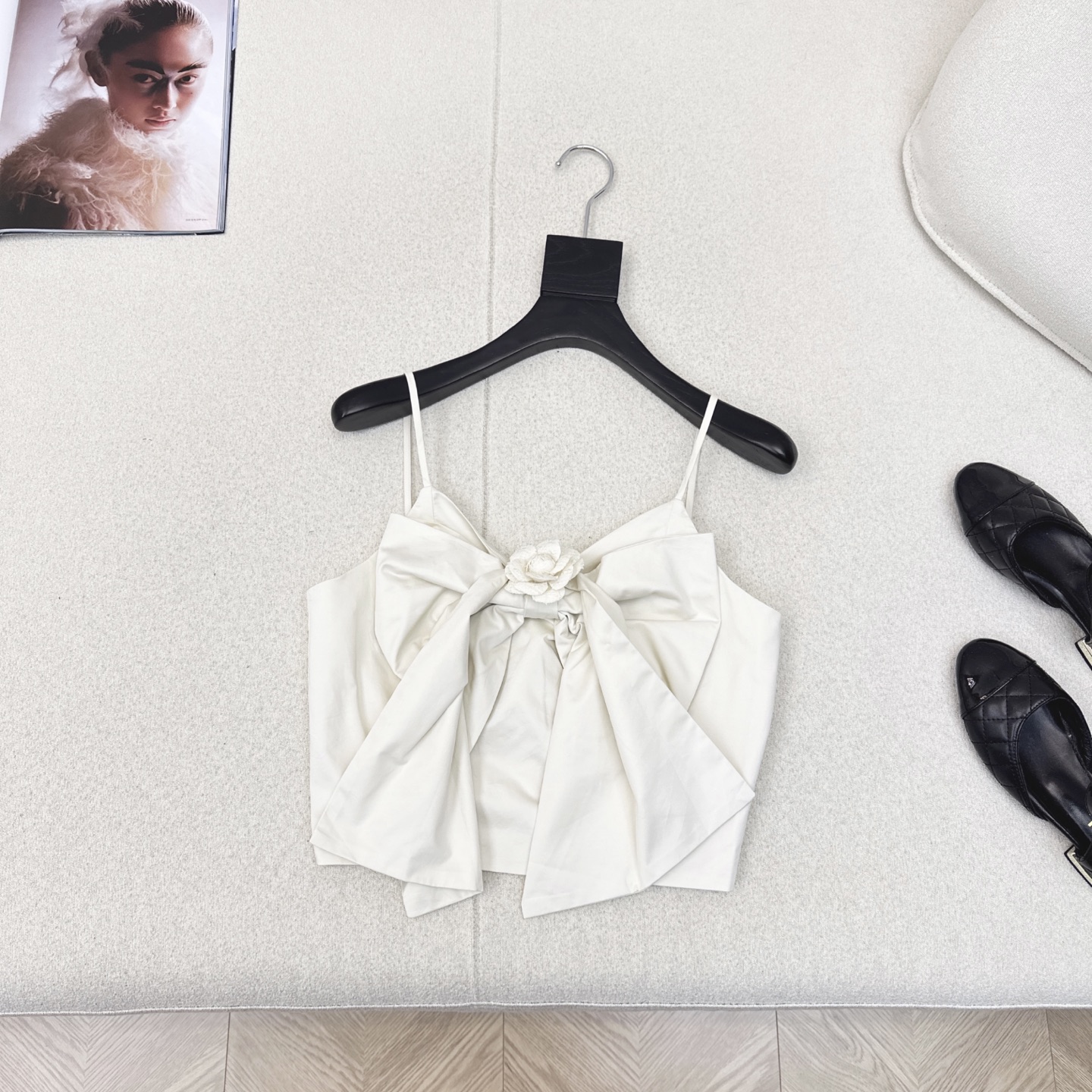 独家款 C家 25Ss————秋冬最新款coco女孩穿搭两件套🤍山茶花装饰蝴蝶结小吊带+编织镶边小短款外