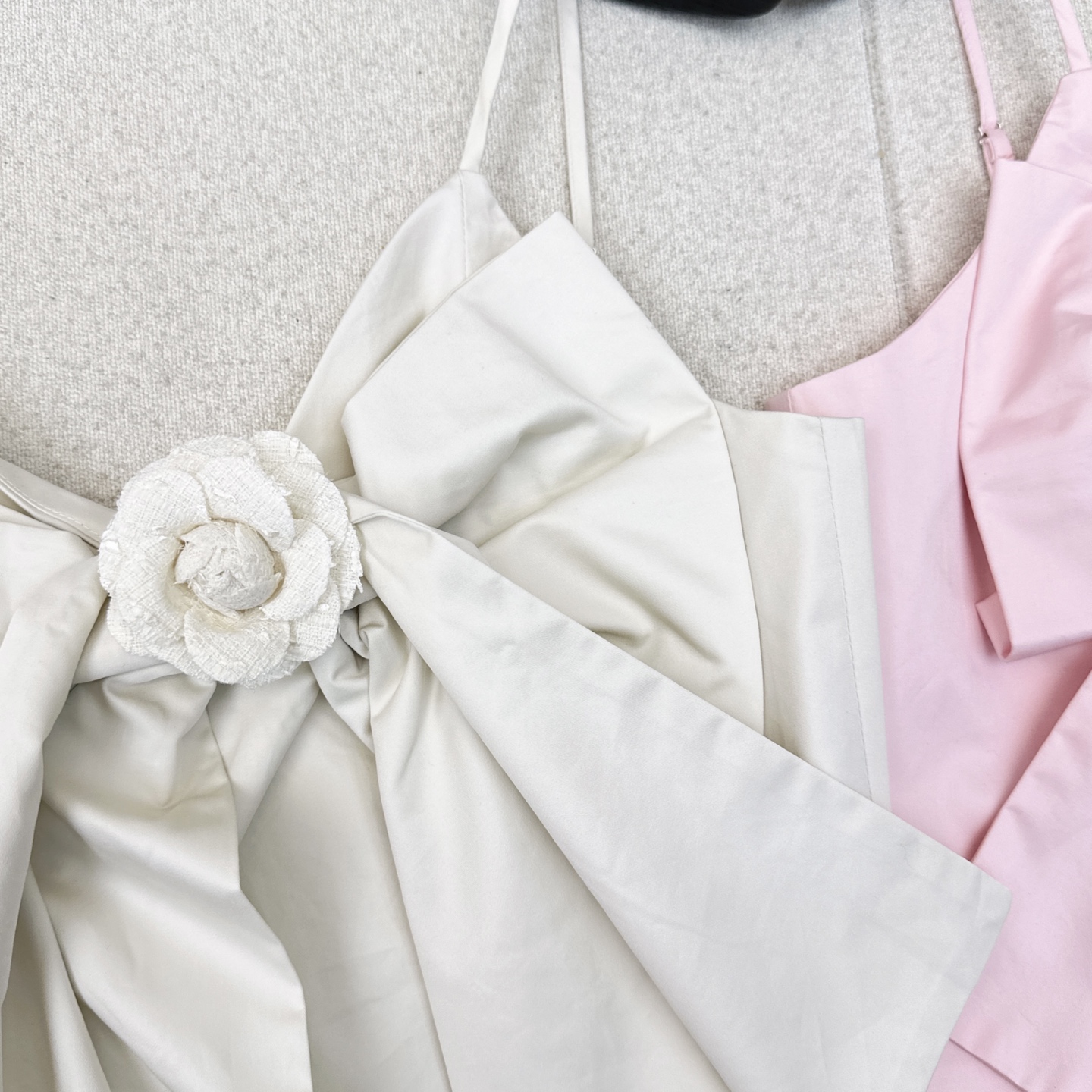 独家款 C家 25Ss————秋冬最新款coco女孩穿搭两件套🤍山茶花装饰蝴蝶结小吊带+编织镶边小短款外