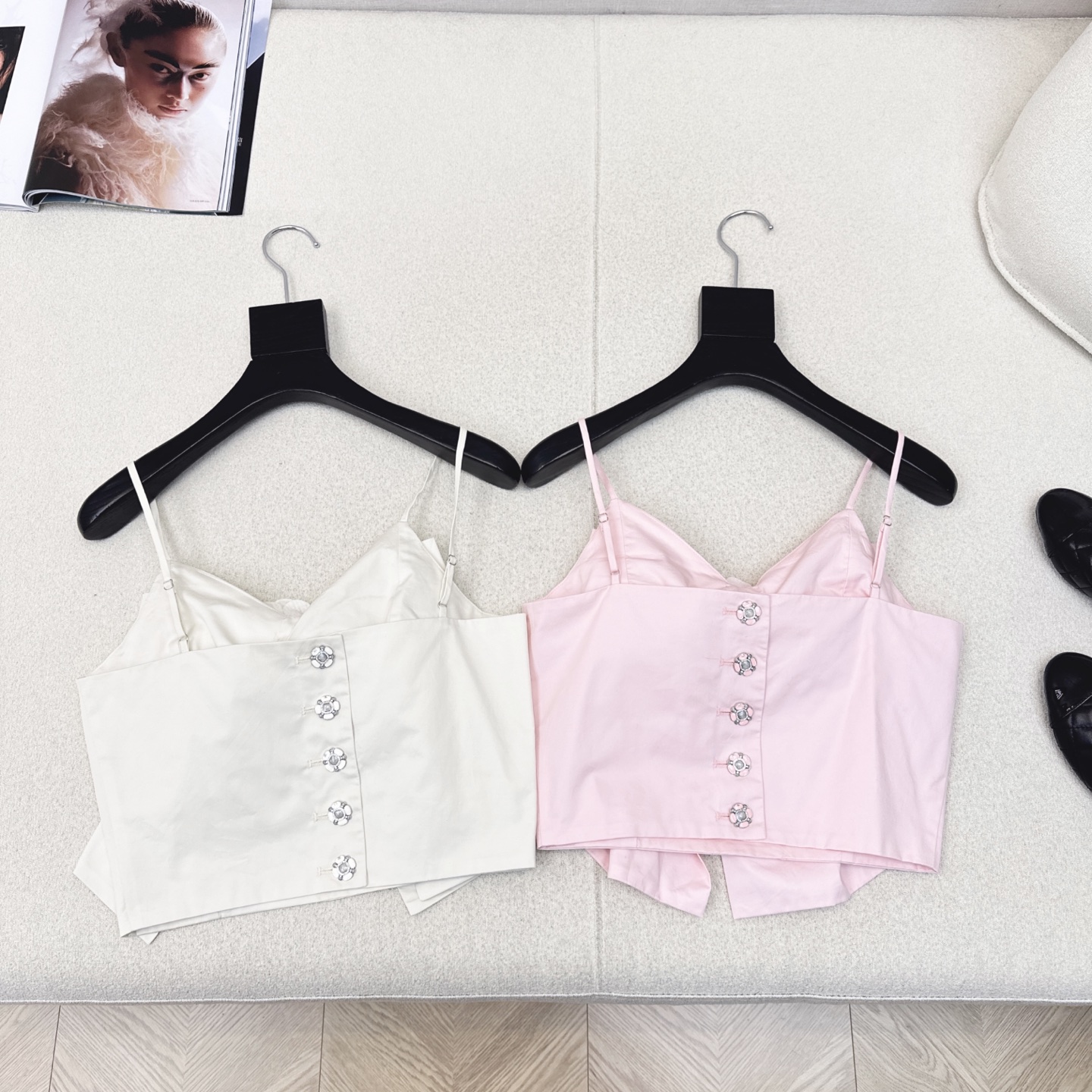 独家款 C家 25Ss————秋冬最新款coco女孩穿搭两件套🤍山茶花装饰蝴蝶结小吊带+编织镶边小短款外