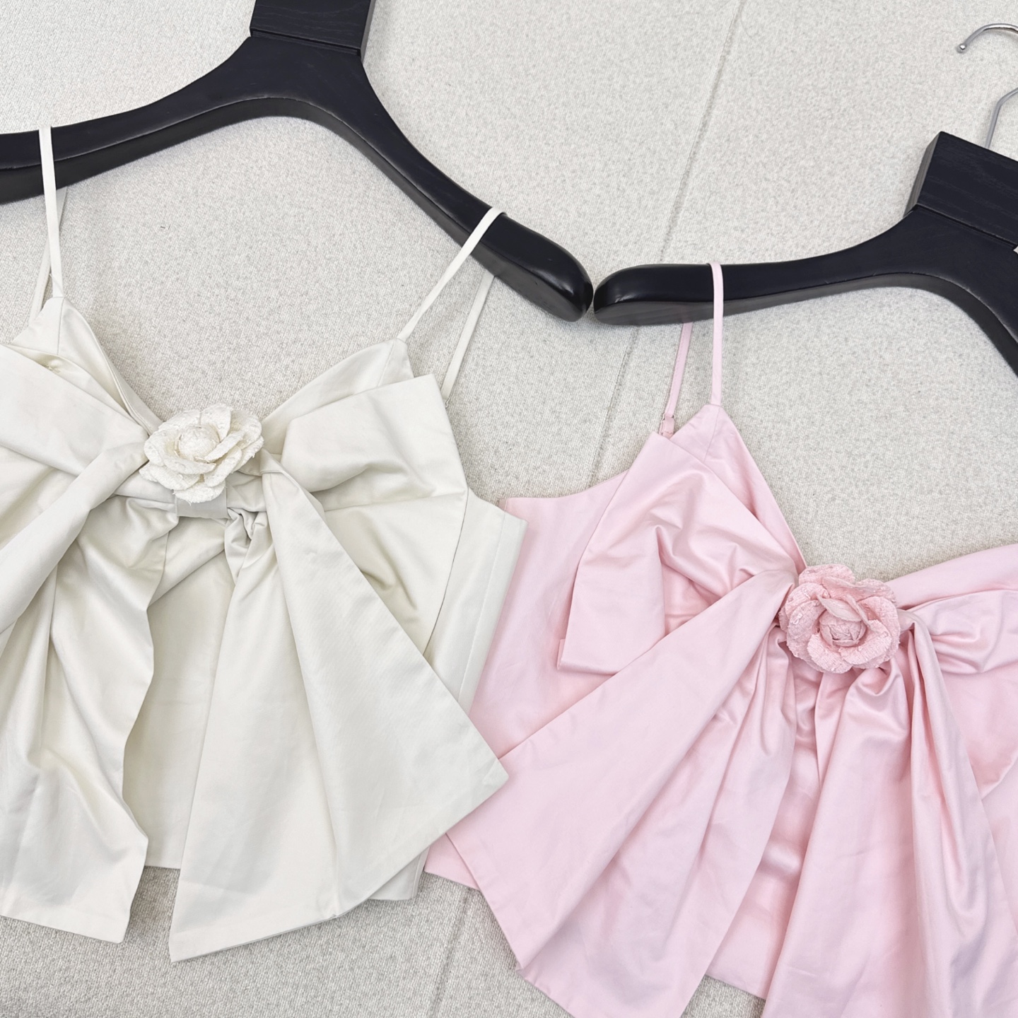 独家款 C家 25Ss————秋冬最新款coco女孩穿搭两件套🤍山茶花装饰蝴蝶结小吊带+编织镶边小短款外