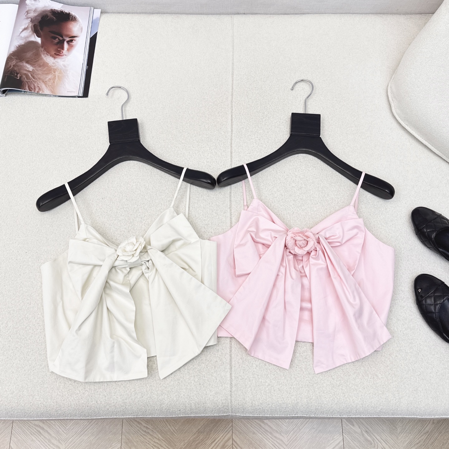 独家款 C家 25Ss————秋冬最新款coco女孩穿搭两件套🤍山茶花装饰蝴蝶结小吊带+编织镶边小短款外