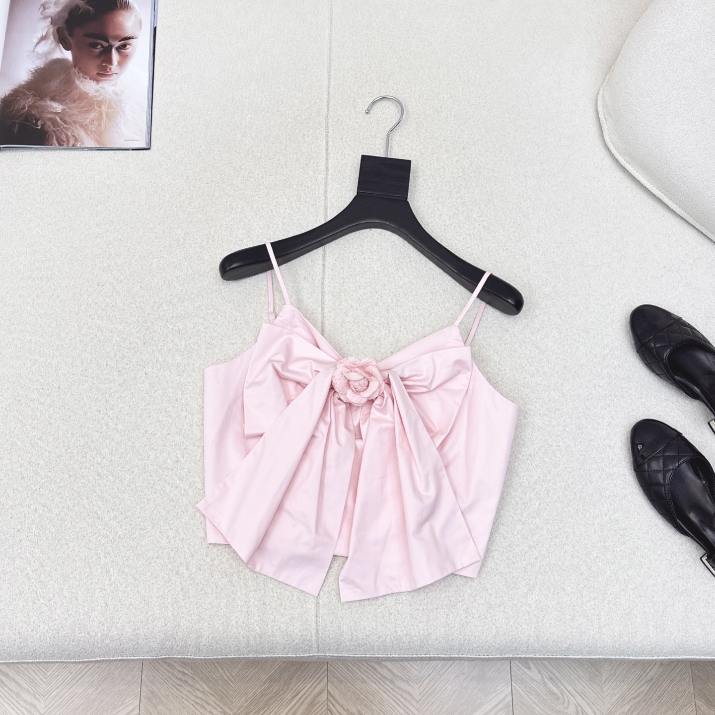 独家款 C家 25Ss————秋冬最新款coco女孩穿搭两件套🤍山茶花装饰蝴蝶结小吊带+编织镶边小短款外