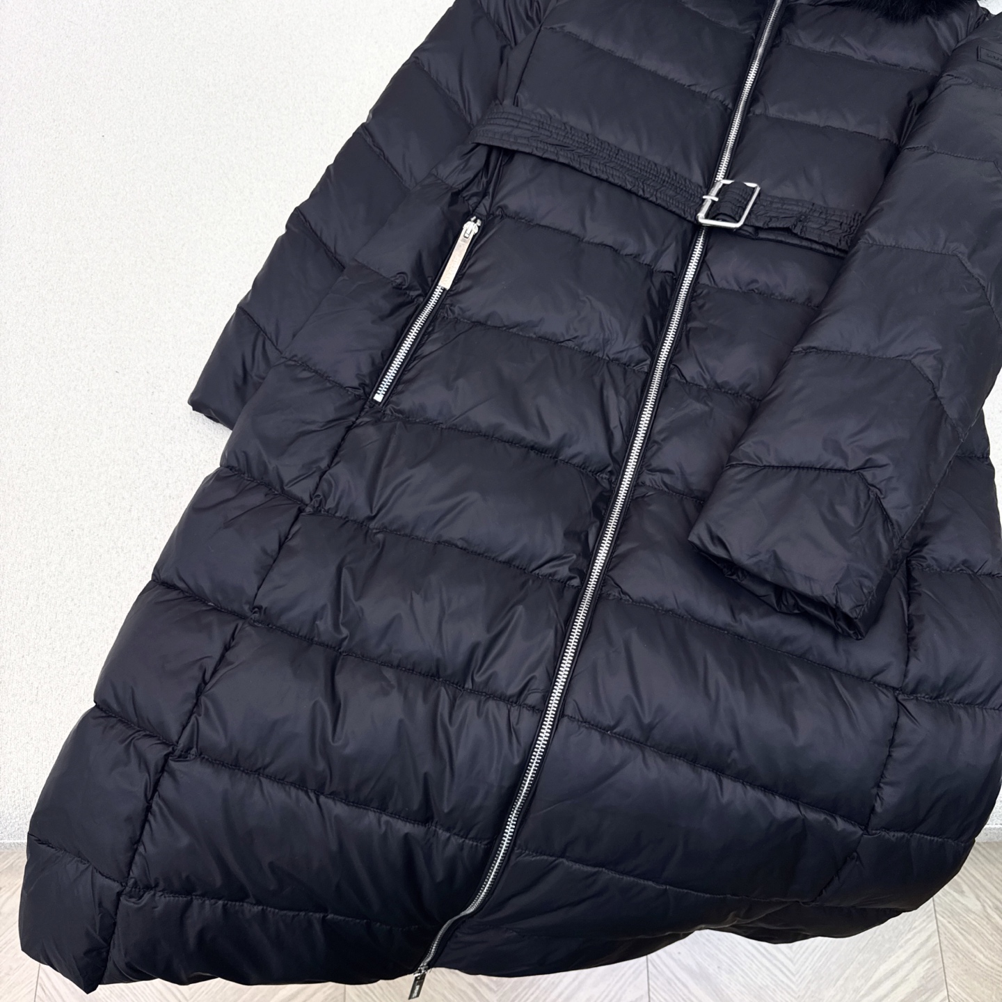 独家首发 原单品质 Bur 25Ss———秋冬最新款毛领连帽长款羽绒服🖤 经典铁扣腰带束腰修身长款版型 