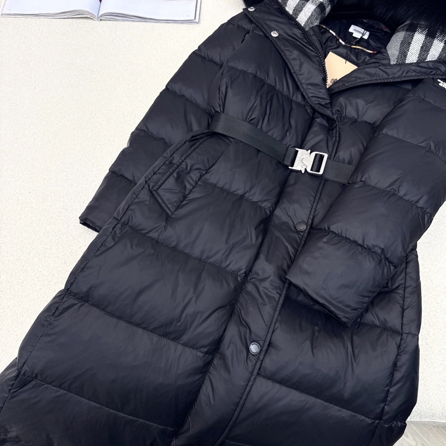 独家首发 原单品质 Bur 25Ss———秋冬最新款毛领连帽长款羽绒服🖤 领子内里拼接羊绒格纹 经典lo
