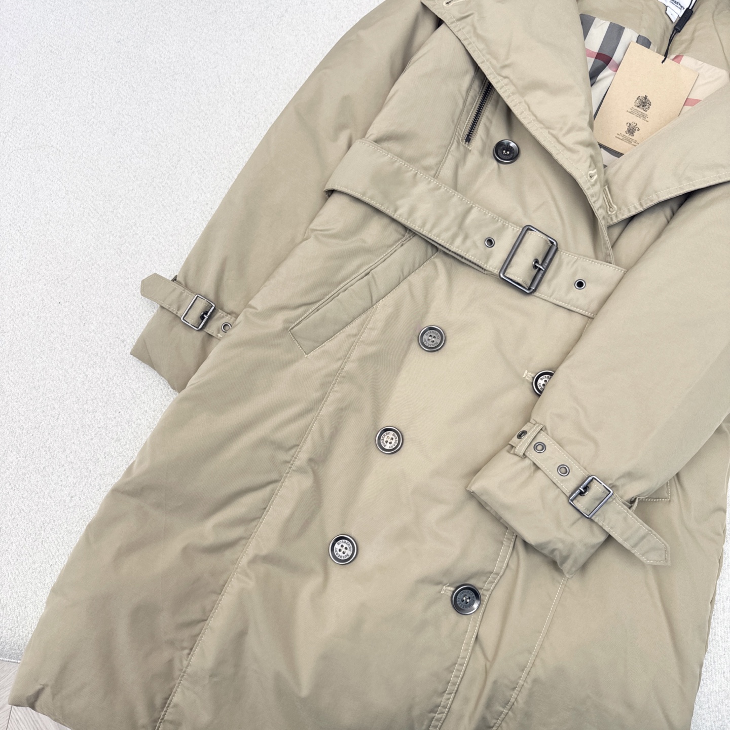 原单品质 Bur 25SS ———秋冬新款经典双排扣貉子毛领连帽长款羽绒服外套🤎 采用进口防风风衣面料 