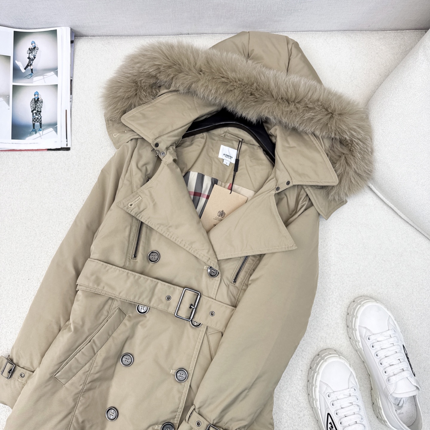 原单品质 Bur 25SS ———秋冬新款经典双排扣貉子毛领连帽长款羽绒服外套🤎 采用进口防风风衣面料 