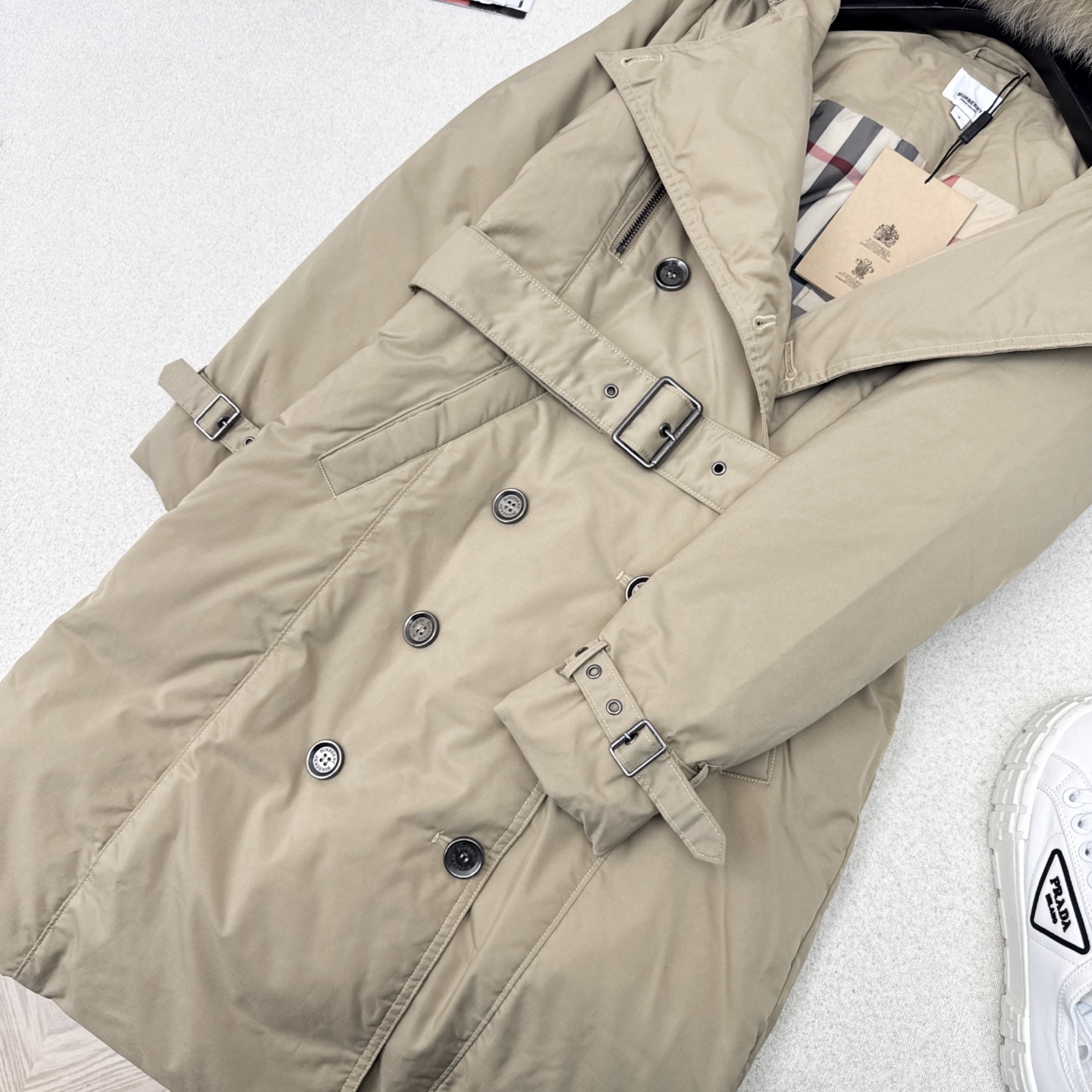 原单品质 Bur 25SS ———秋冬新款经典双排扣貉子毛领连帽长款羽绒服外套🤎 采用进口防风风衣面料 