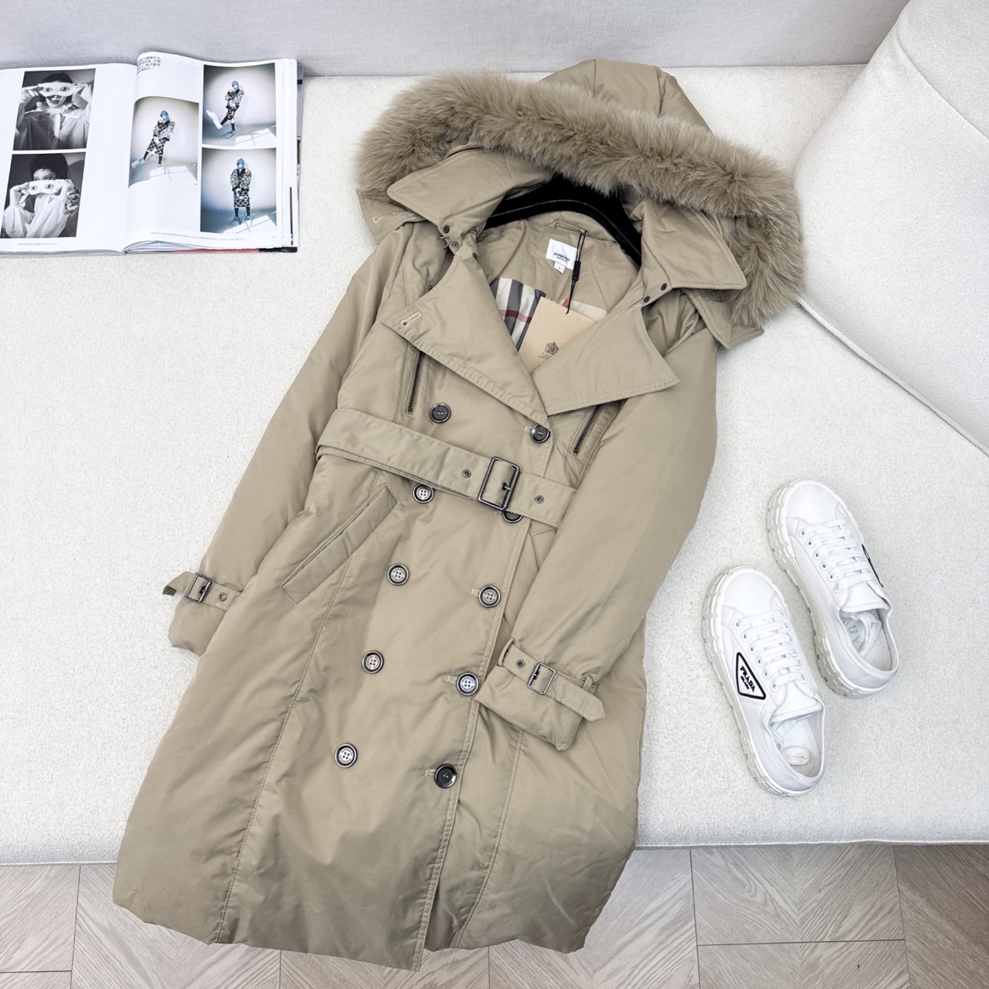 原单品质 Bur 25SS ———秋冬新款经典双排扣貉子毛领连帽长款羽绒服外套🤎 采用进口防风风衣面料 
