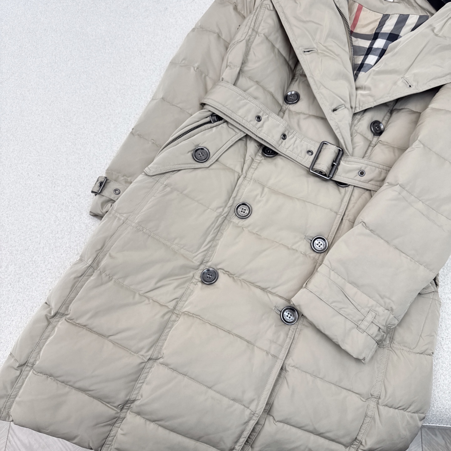 原单品质 Bur 25SS ———秋冬新款经典双排扣貉子毛领连帽长款羽绒服外套🤎 采用进口车缝定格 实穿