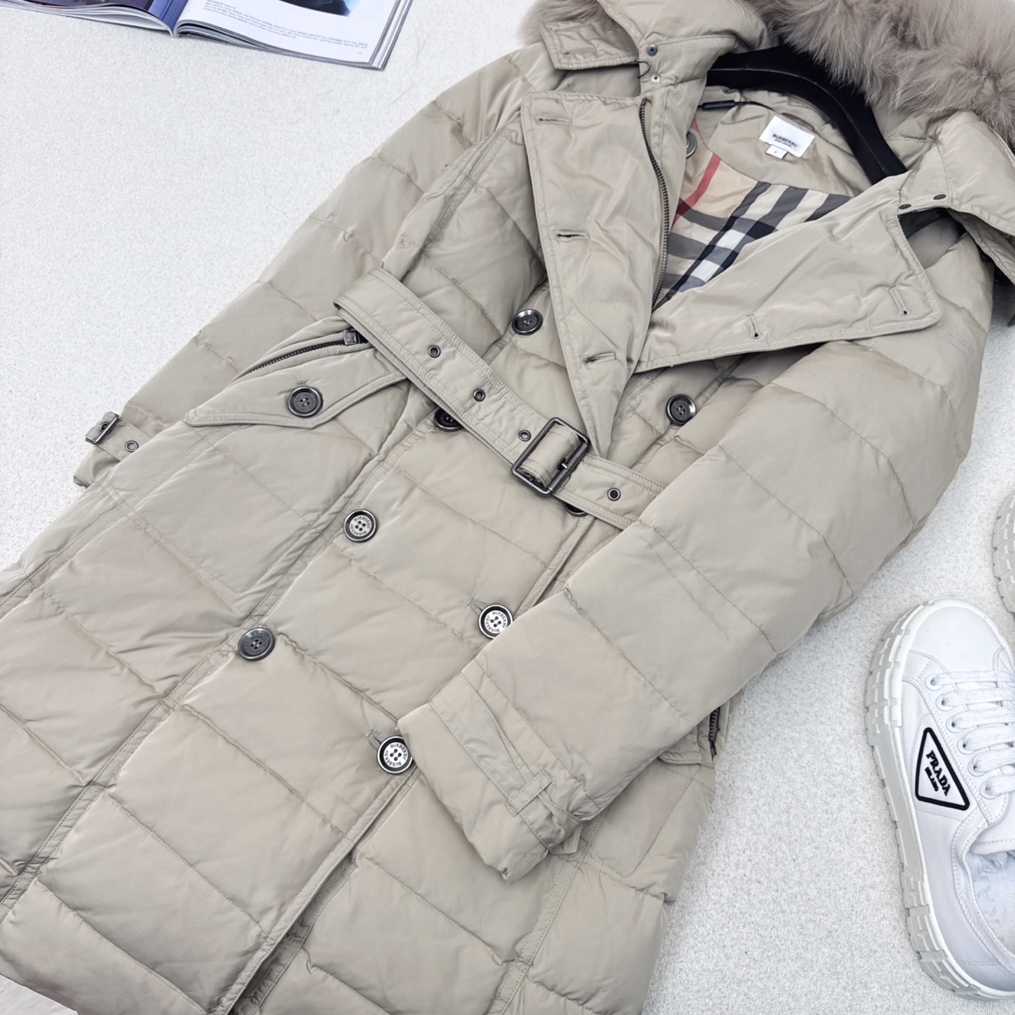 原单品质 Bur 25SS ———秋冬新款经典双排扣貉子毛领连帽长款羽绒服外套🤎 采用进口车缝定格 实穿