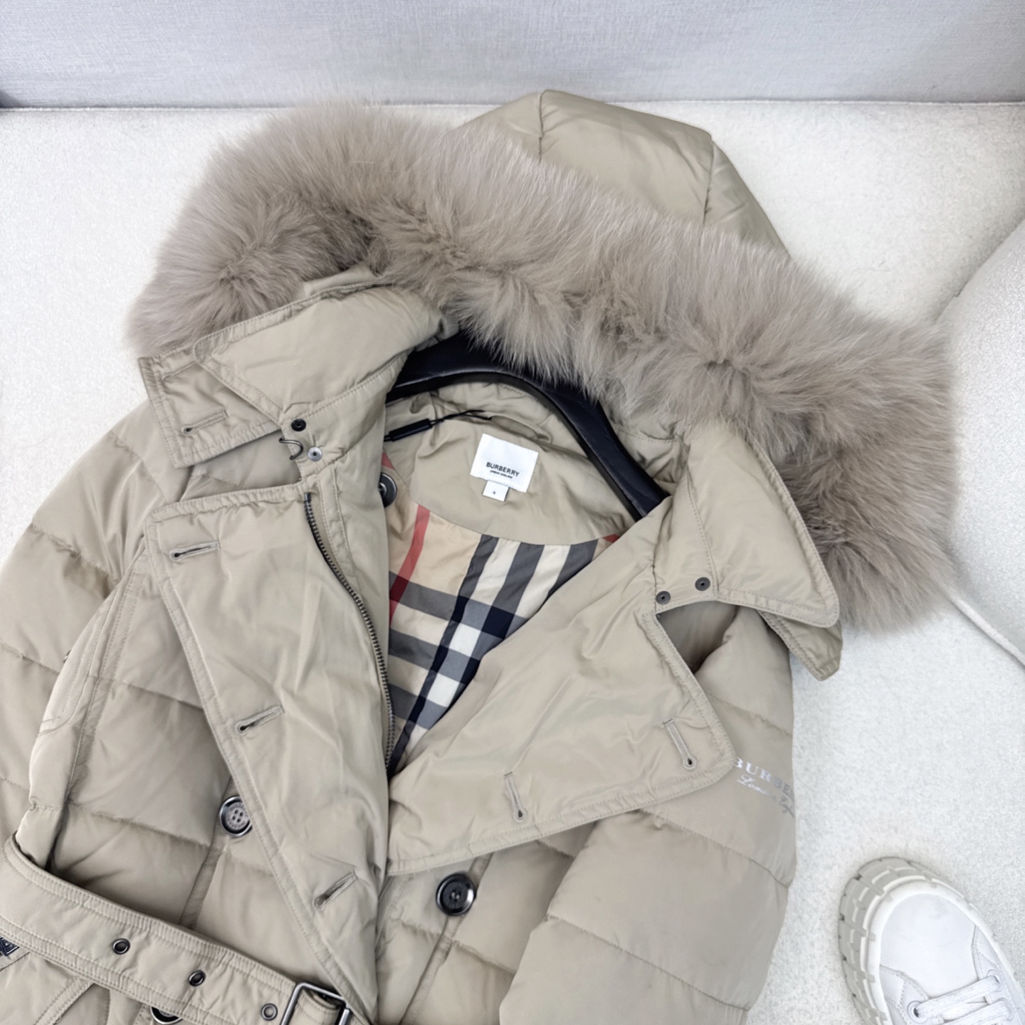 原单品质 Bur 25SS ———秋冬新款经典双排扣貉子毛领连帽长款羽绒服外套🤎 采用进口车缝定格 实穿