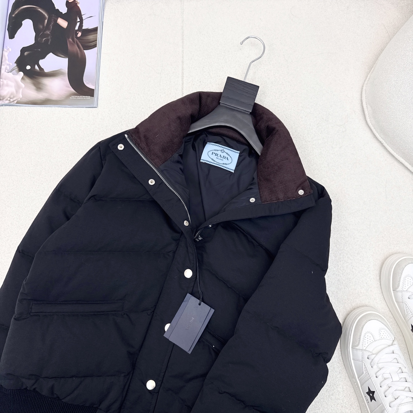 独家首发 高端原单品质 PD 25Ss——秋冬官网最新款配色三角标装饰立领羽绒服外套🤎 立体剪裁H版型经