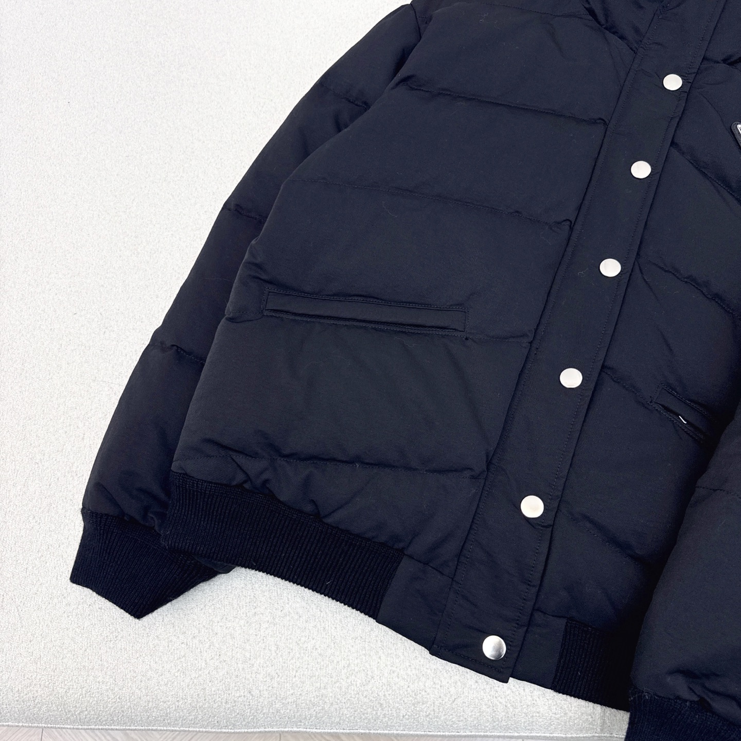独家首发 高端原单品质 PD 25Ss——秋冬官网最新款配色三角标装饰立领羽绒服外套🤎 立体剪裁H版型经