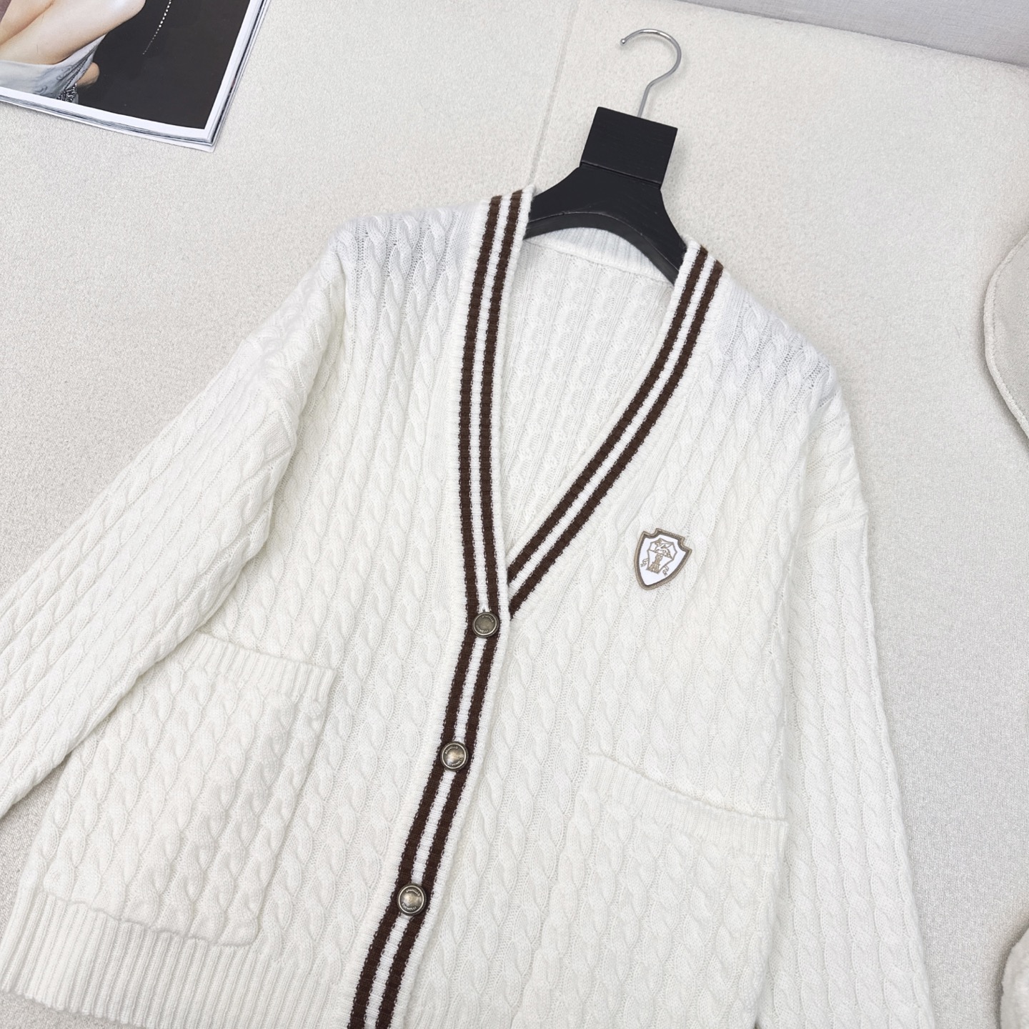 温网穿搭 Bc 25Ss————秋冬最新款徽标装饰羊绒外套🤍减龄学院风配色条设计 经典V领H版型 宽松百