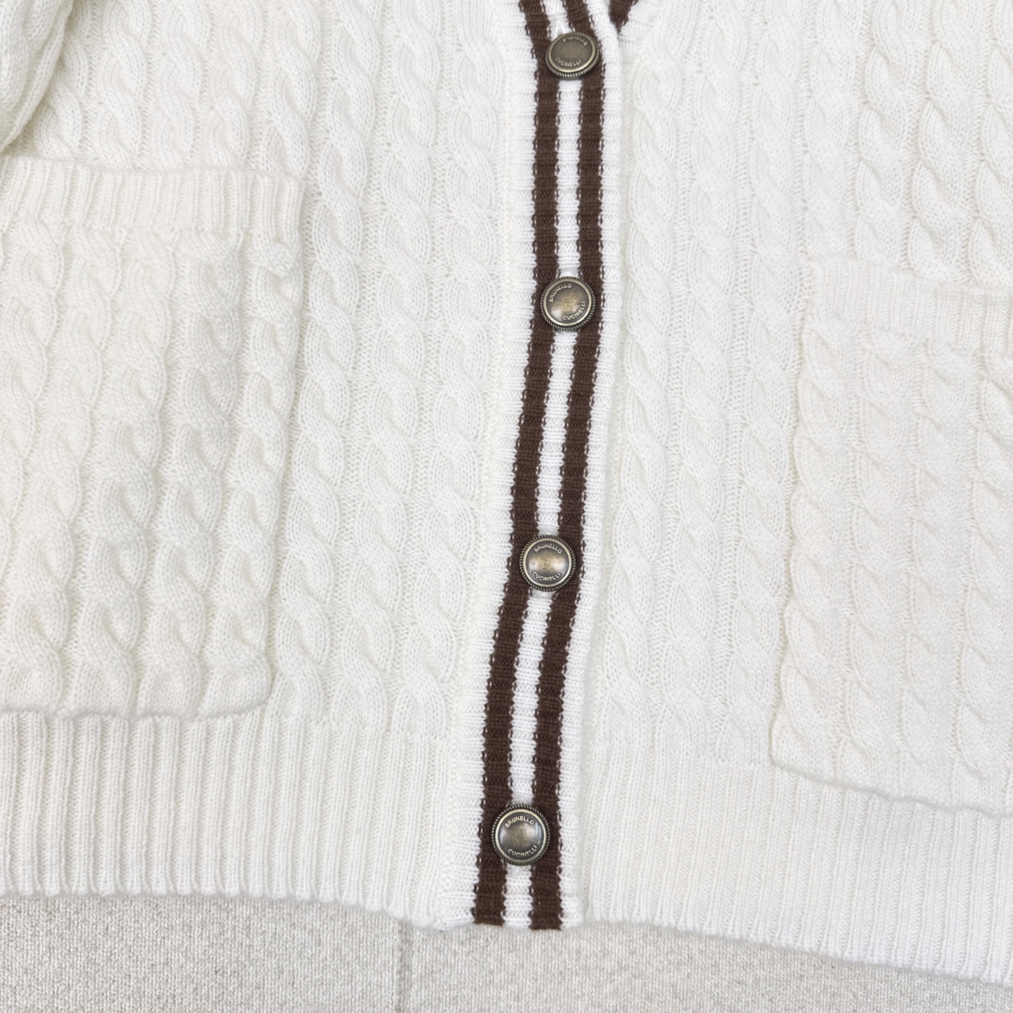 温网穿搭 Bc 25Ss————秋冬最新款徽标装饰羊绒外套🤍减龄学院风配色条设计 经典V领H版型 宽松百