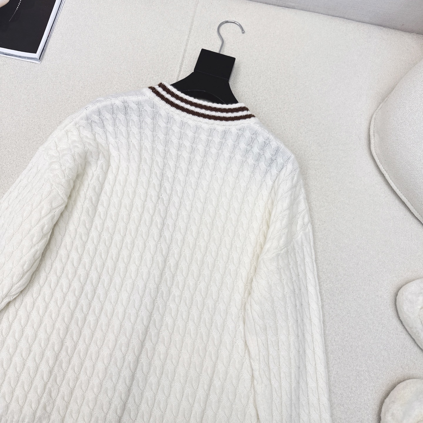 温网穿搭 Bc 25Ss————秋冬最新款徽标装饰羊绒外套🤍减龄学院风配色条设计 经典V领H版型 宽松百