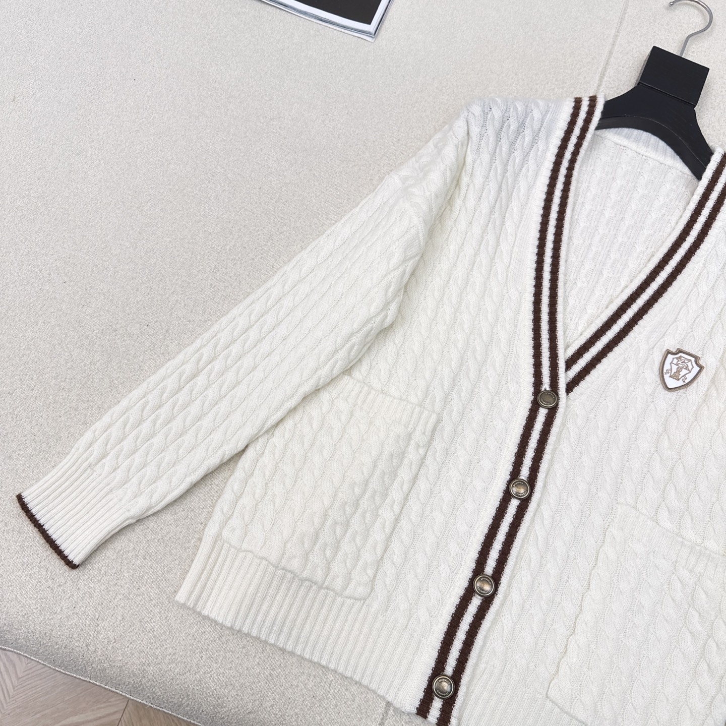 温网穿搭 Bc 25Ss————秋冬最新款徽标装饰羊绒外套🤍减龄学院风配色条设计 经典V领H版型 宽松百