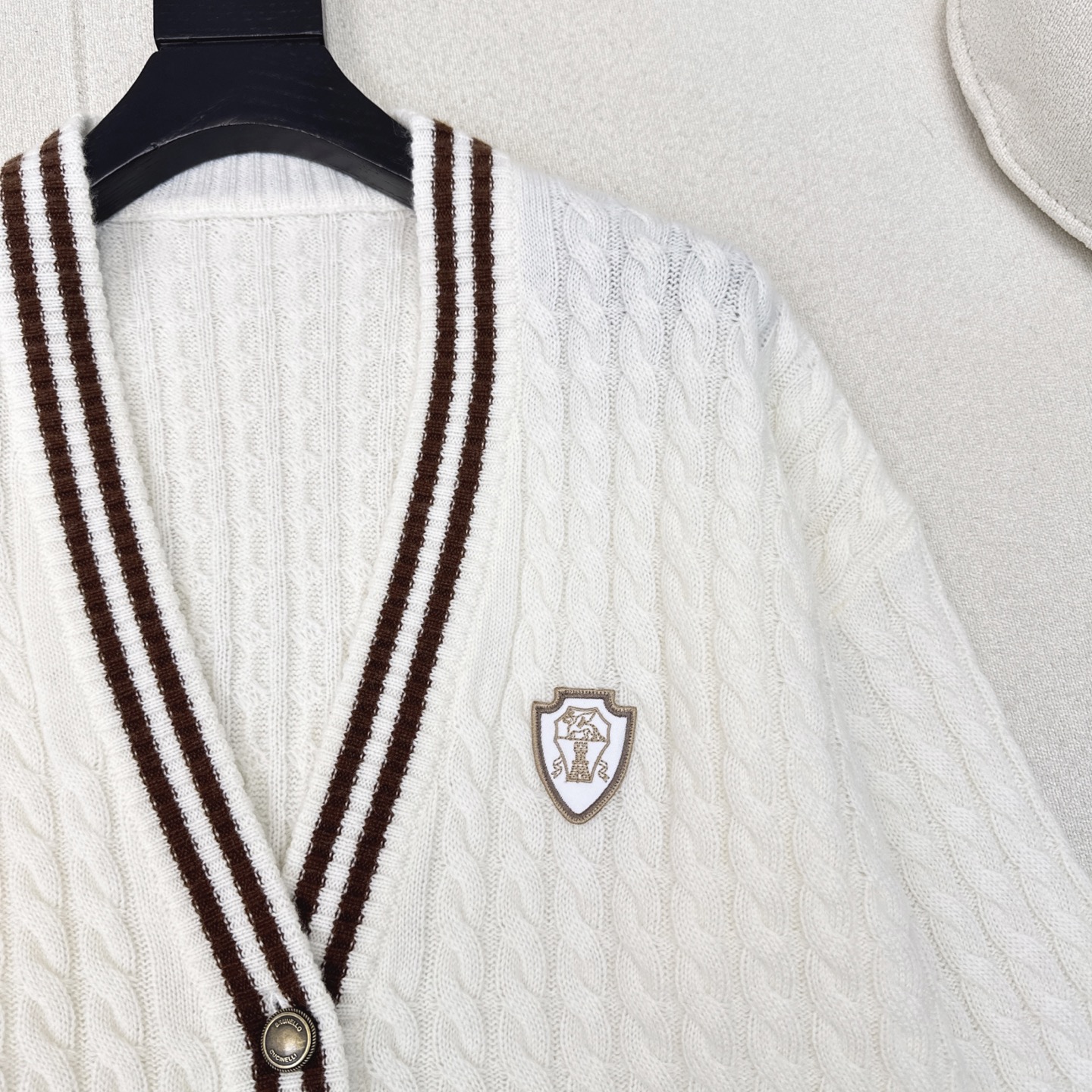 温网穿搭 Bc 25Ss————秋冬最新款徽标装饰羊绒外套🤍减龄学院风配色条设计 经典V领H版型 宽松百