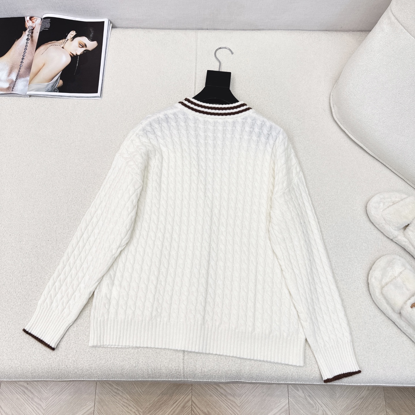 温网穿搭 Bc 25Ss————秋冬最新款徽标装饰羊绒外套🤍减龄学院风配色条设计 经典V领H版型 宽松百