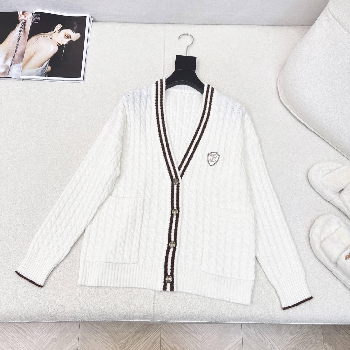 温网穿搭 Bc 25Ss————秋冬最新款徽标装饰羊绒外套🤍减龄学院风配色条设计 经典V领H版型 宽松百