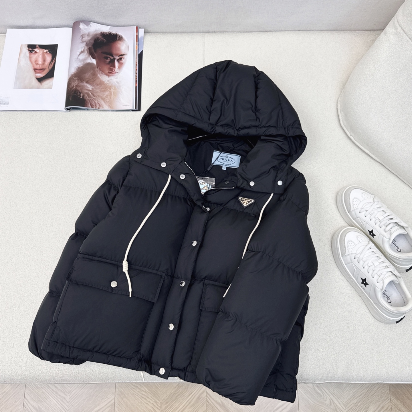 原单品质 PD 25Ss———秋冬最新款连帽短款面包服羽绒服🖤 经典短款宽松H版型 上身超显瘦 原版开模