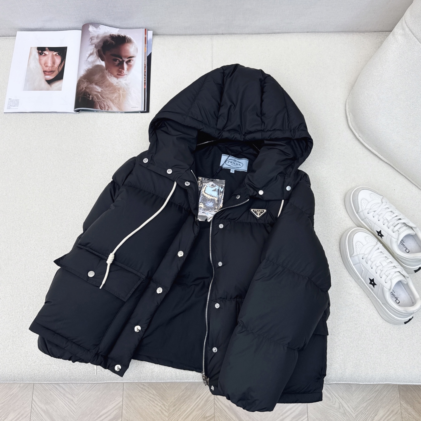 原单品质 PD 25Ss———秋冬最新款连帽短款面包服羽绒服🖤 经典短款宽松H版型 上身超显瘦 原版开模
