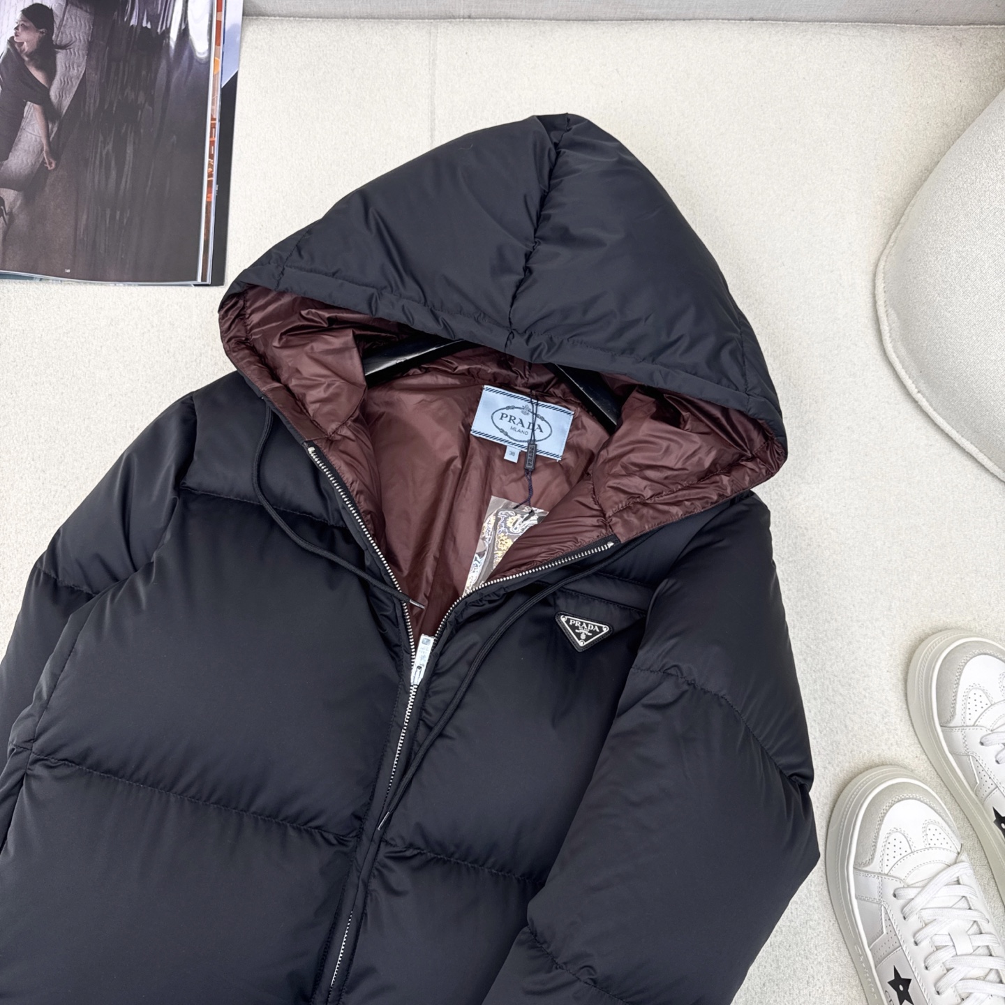 独家首发 原单品质 PD 25Ss——秋冬新款三角标装饰短款连帽羽绒服外套🤍立体剪裁H版型经典时髦又帅气