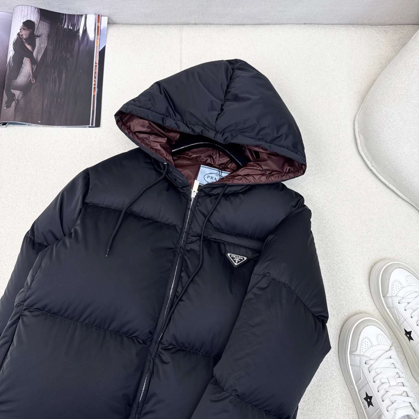 独家首发 原单品质 PD 25Ss——秋冬新款三角标装饰短款连帽羽绒服外套🤍立体剪裁H版型经典时髦又帅气