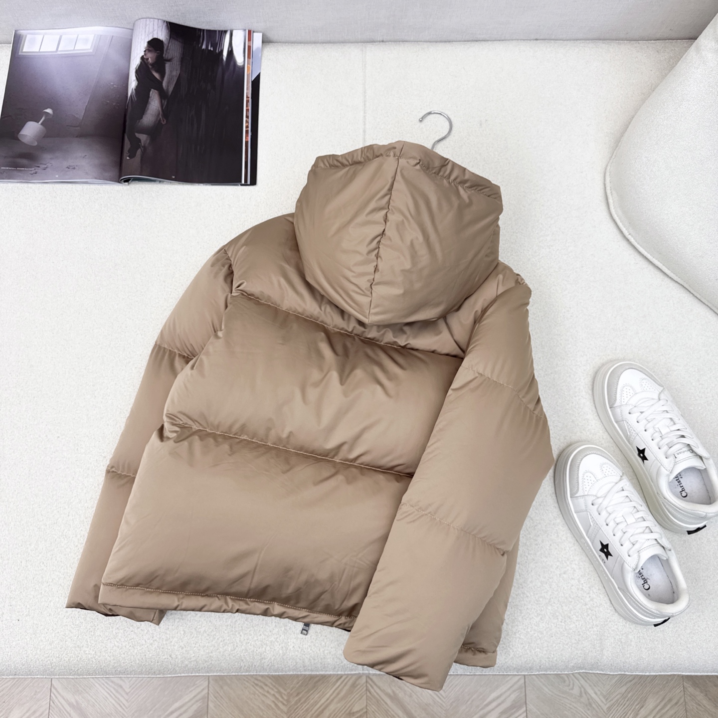 独家首发 原单品质 PD 25Ss——秋冬新款三角标装饰短款连帽羽绒服外套🤍立体剪裁H版型经典时髦又帅气