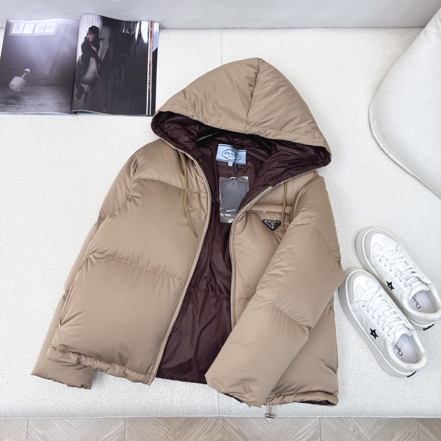 独家首发 原单品质 PD 25Ss——秋冬新款三角标装饰短款连帽羽绒服外套🤍立体剪裁H版型经典时髦又帅气