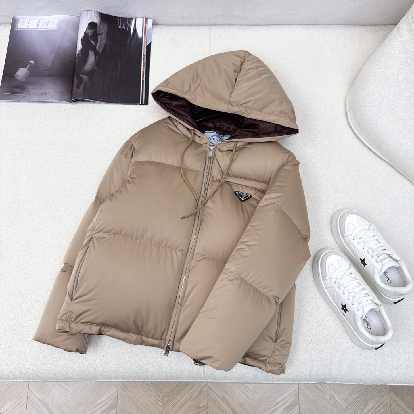 独家首发 原单品质 PD 25Ss——秋冬新款三角标装饰短款连帽羽绒服外套🤍立体剪裁H版型经典时髦又帅气