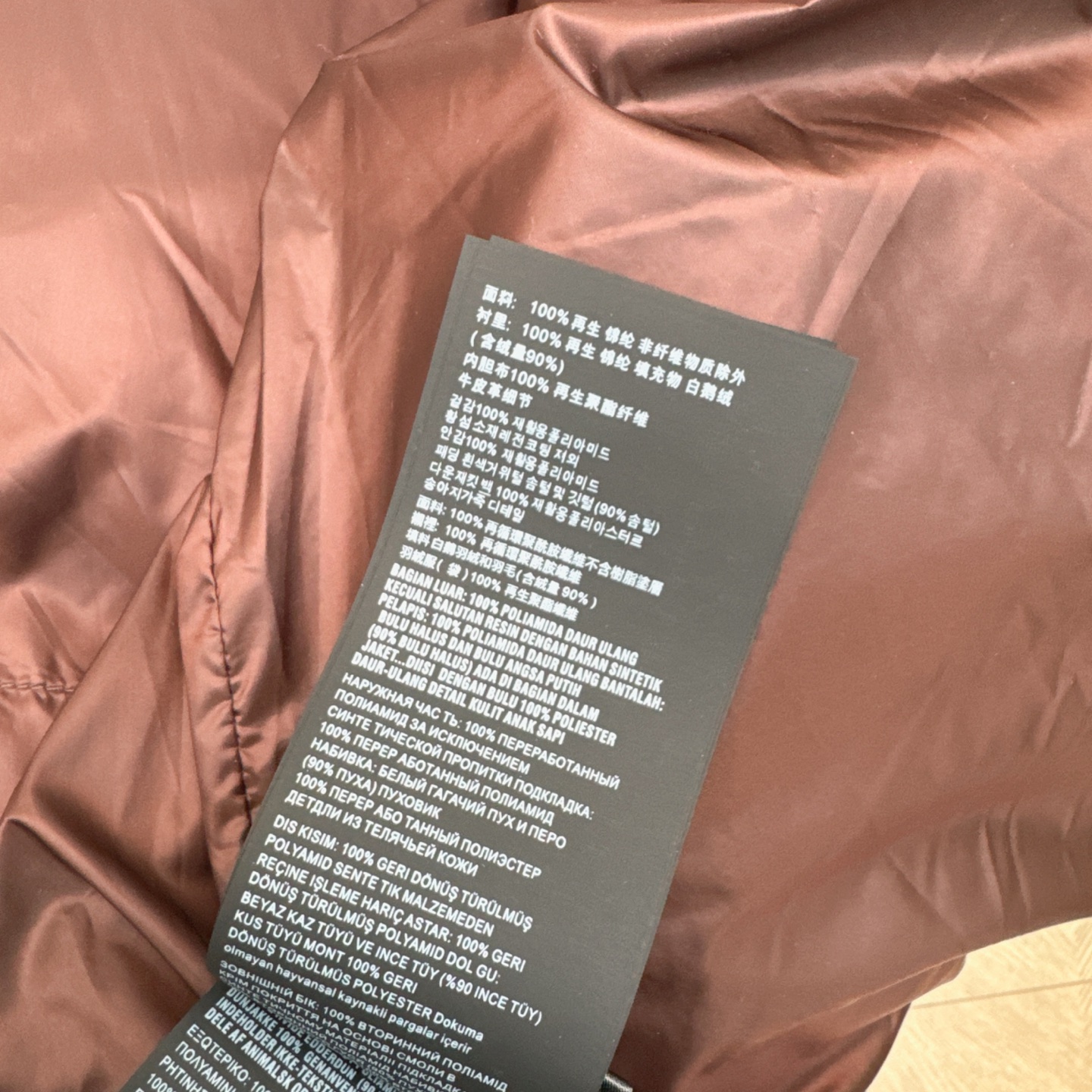独家首发 原单品质 PD 25Ss——秋冬新款三角标装饰短款连帽羽绒服外套🤍立体剪裁H版型经典时髦又帅气