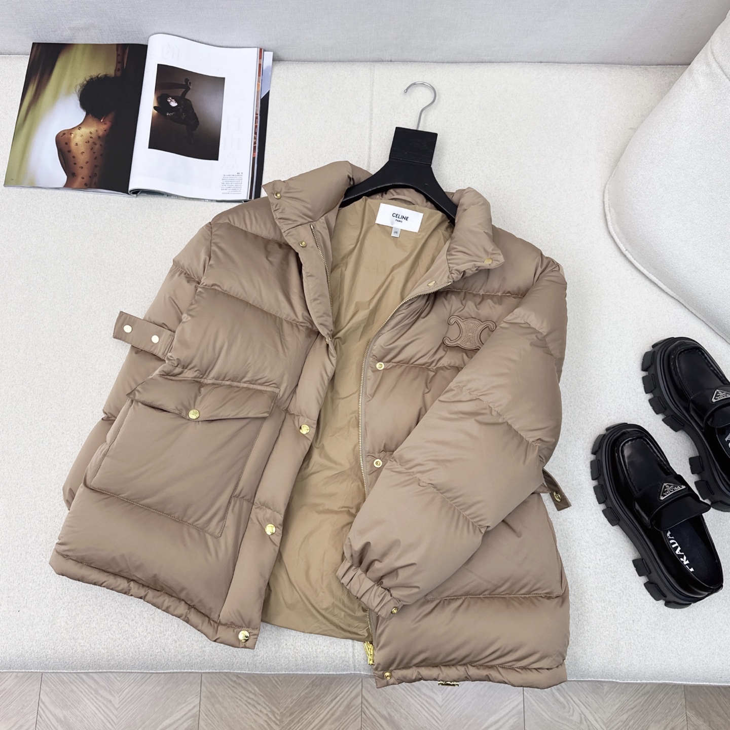 高端原单品质 CE 25Ss———秋冬新款凯旋门徽标logo立领束腰面包羽绒服 🤎本季最佳版型 经典凯旋