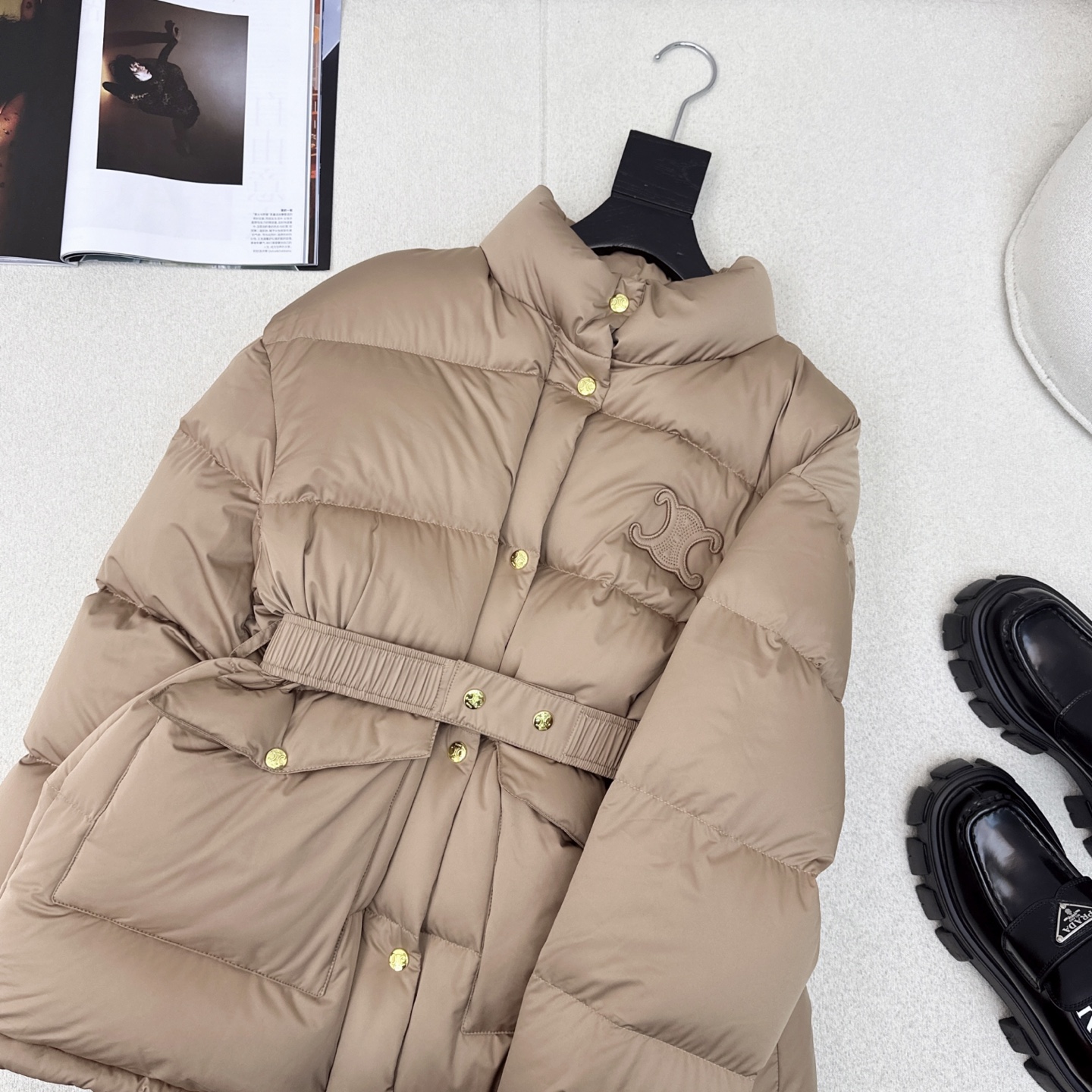 高端原单品质 CE 25Ss———秋冬新款凯旋门徽标logo立领束腰面包羽绒服 🤎本季最佳版型 经典凯旋