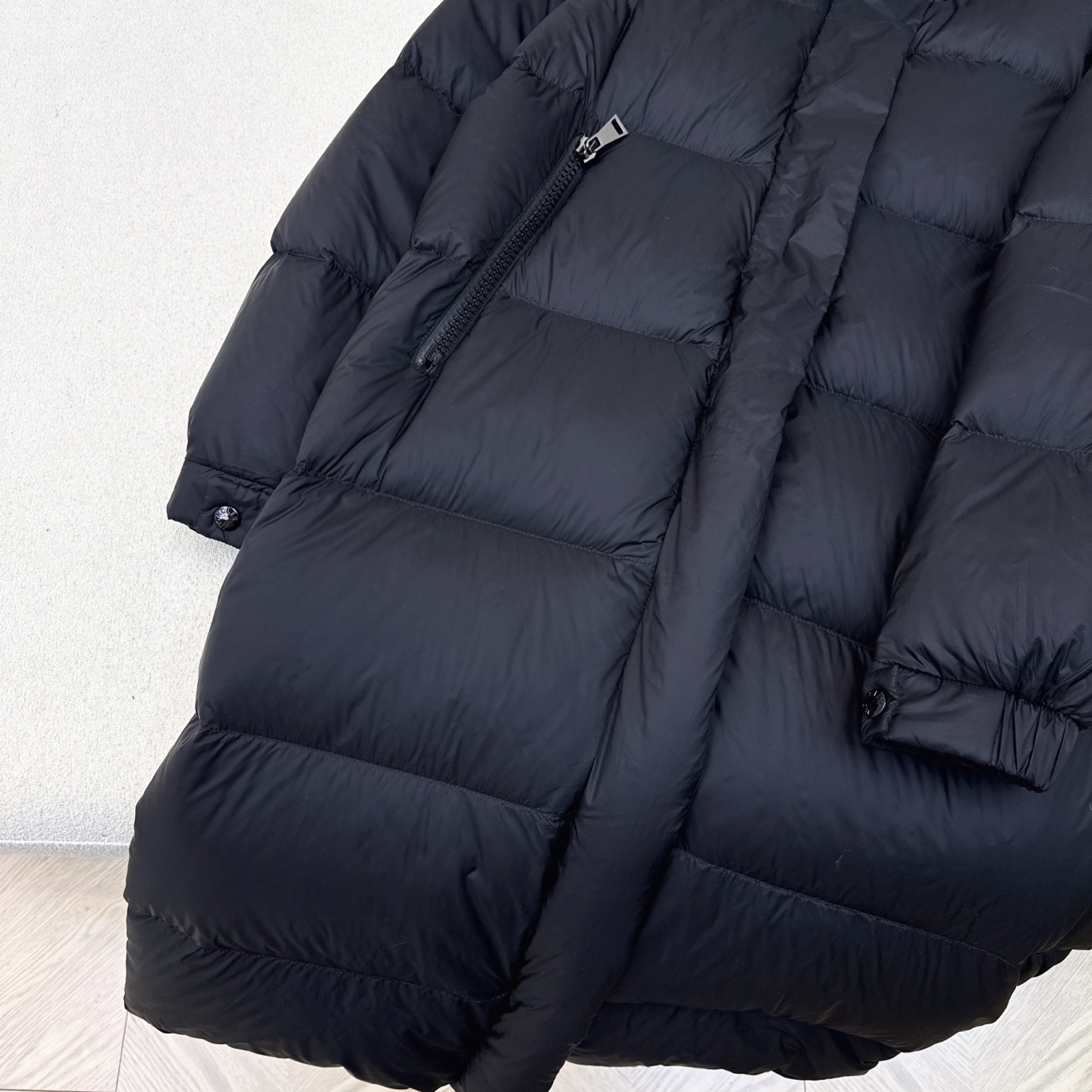 原单品质 MC 25Ss———秋冬最新款logo标装饰连帽长款羽绒服🖤 经典微A长款过膝版型 出镜率和实