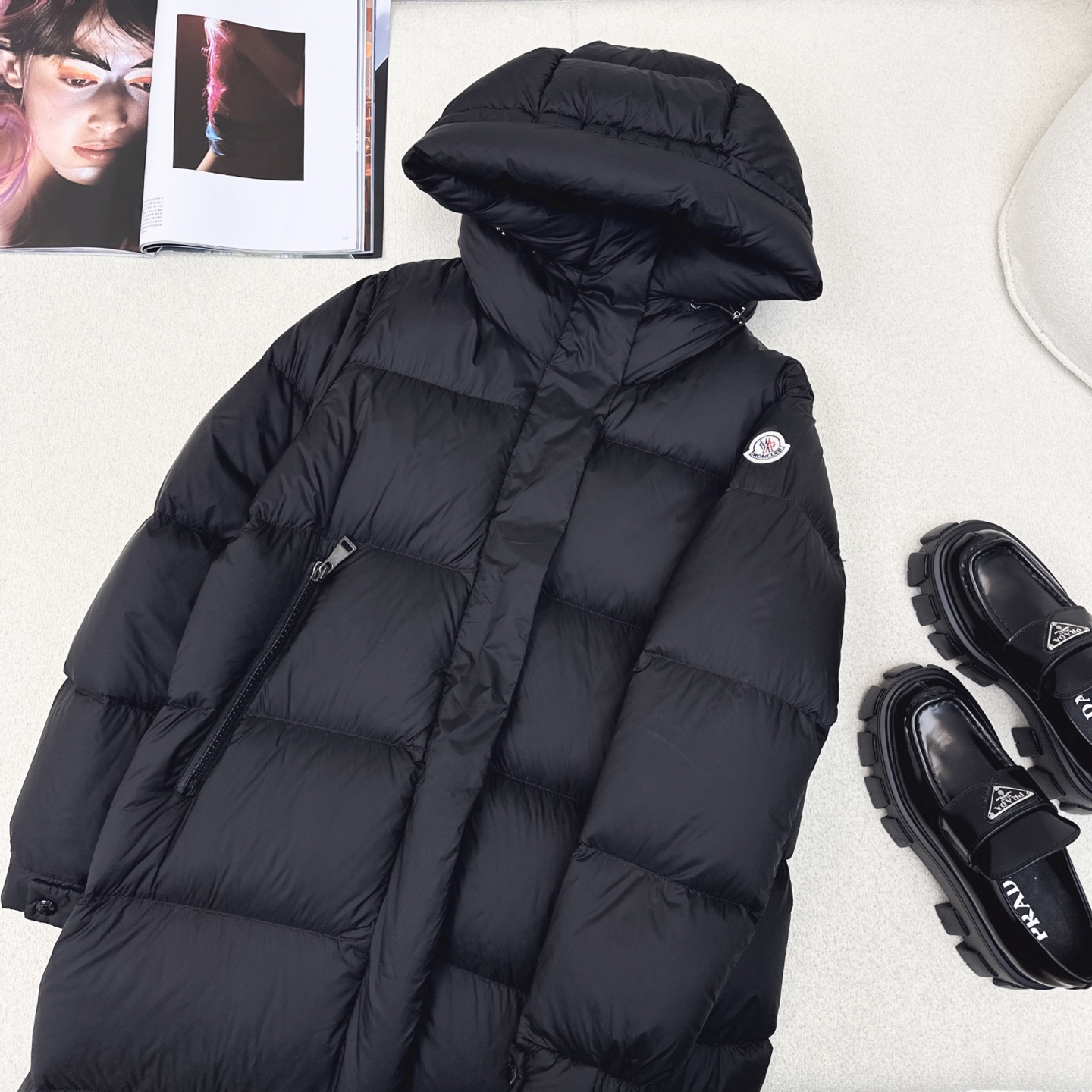 原单品质 MC 25Ss———秋冬最新款logo标装饰连帽长款羽绒服🖤 经典微A长款过膝版型 出镜率和实