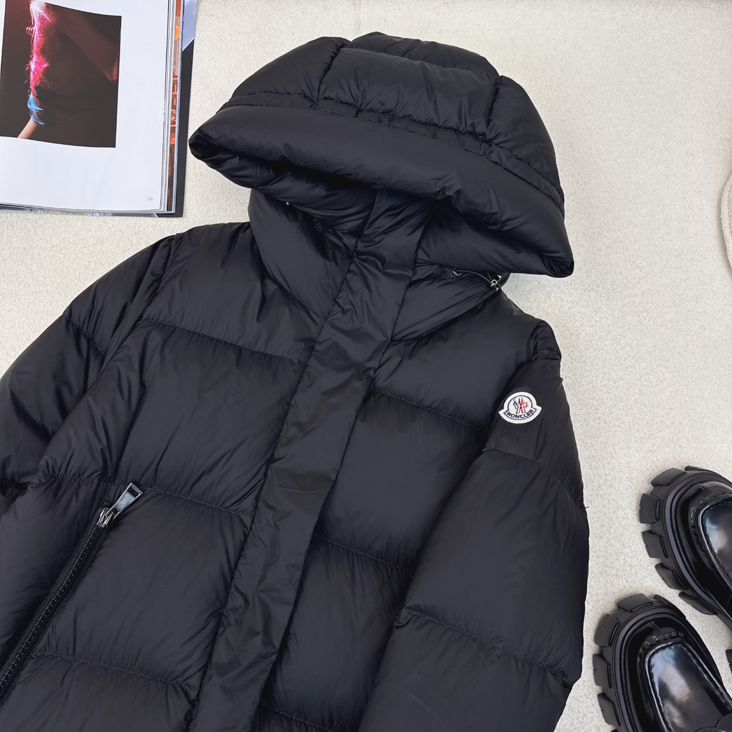 原单品质 MC 25Ss———秋冬最新款logo标装饰连帽长款羽绒服🖤 经典微A长款过膝版型 出镜率和实
