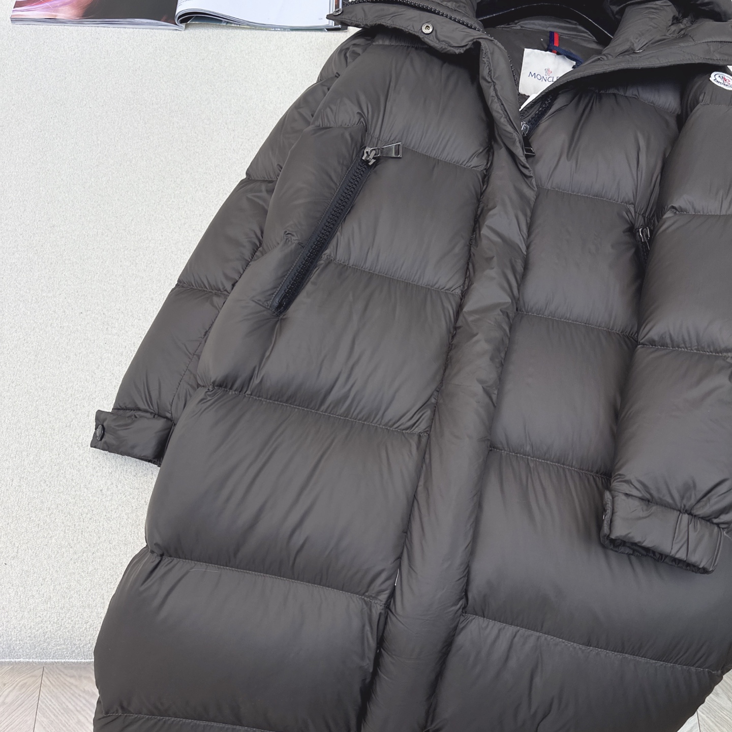 原单品质 MC 25Ss———秋冬最新款logo标装饰连帽长款羽绒服🖤 经典微A长款过膝版型 出镜率和实