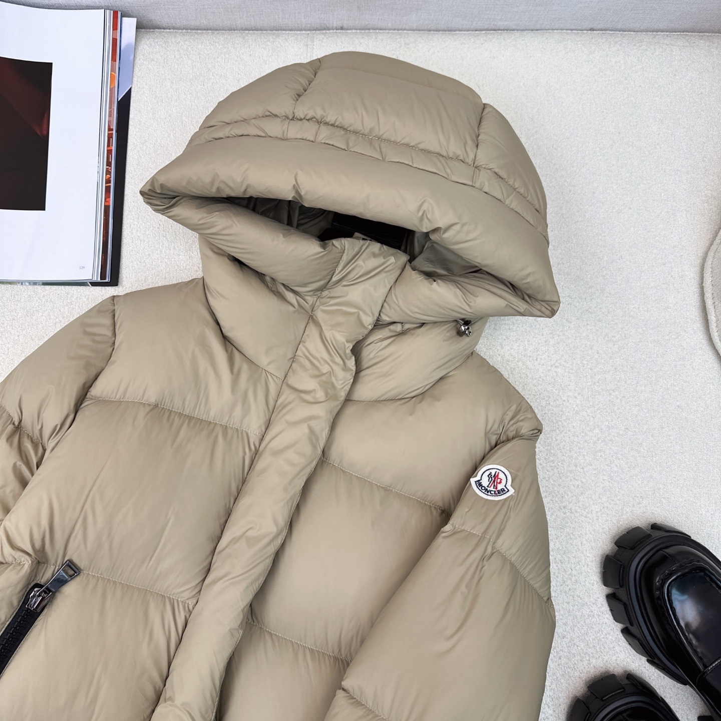 原单品质 MC 25Ss———秋冬最新款logo标装饰连帽长款羽绒服🖤 经典微A长款过膝版型 出镜率和实