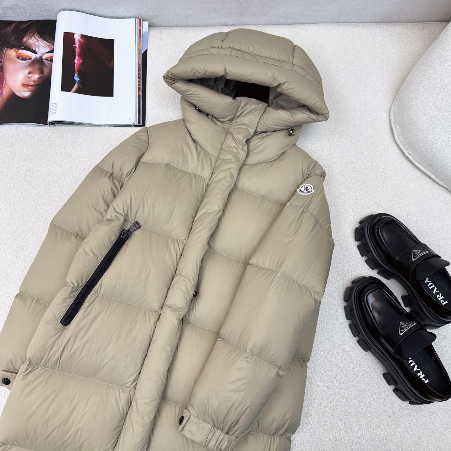原单品质 MC 25Ss———秋冬最新款logo标装饰连帽长款羽绒服🖤 经典微A长款过膝版型 出镜率和实