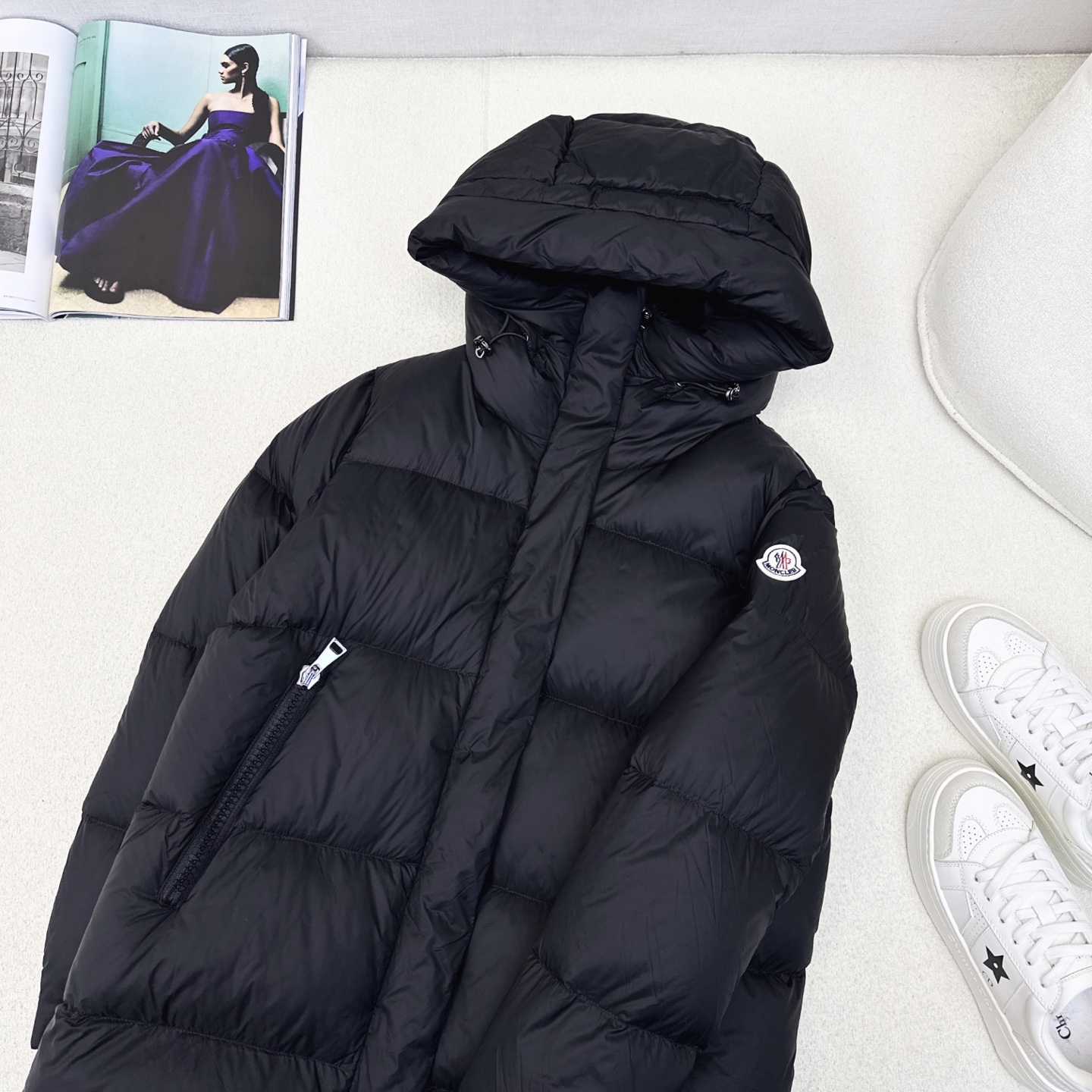 原单品质 MC 25Ss———秋冬最新款logo标装饰连帽中长款羽绒服🖤 经典微A中长款版型 出镜率和实