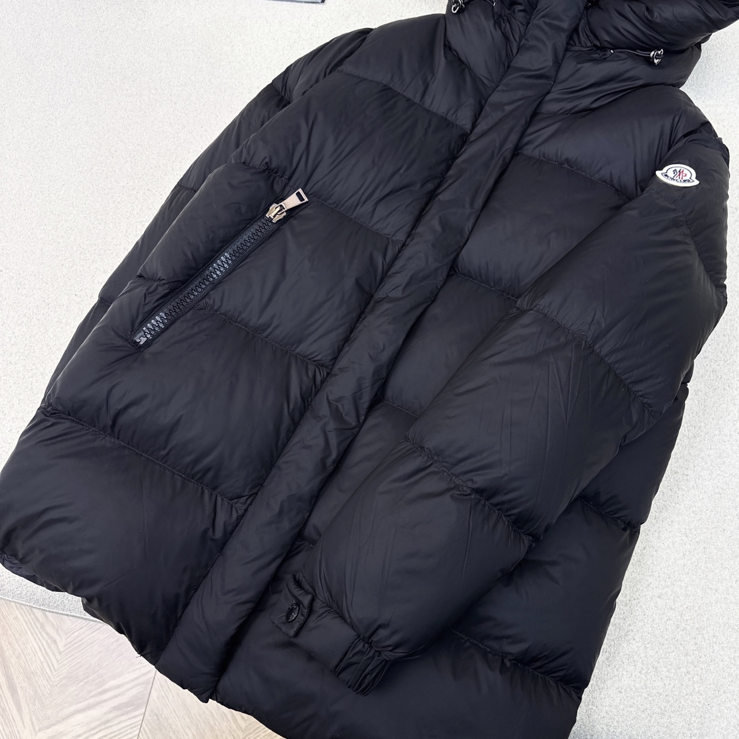 原单品质 MC 25Ss———秋冬最新款logo标装饰连帽中长款羽绒服🖤 经典微A中长款版型 出镜率和实