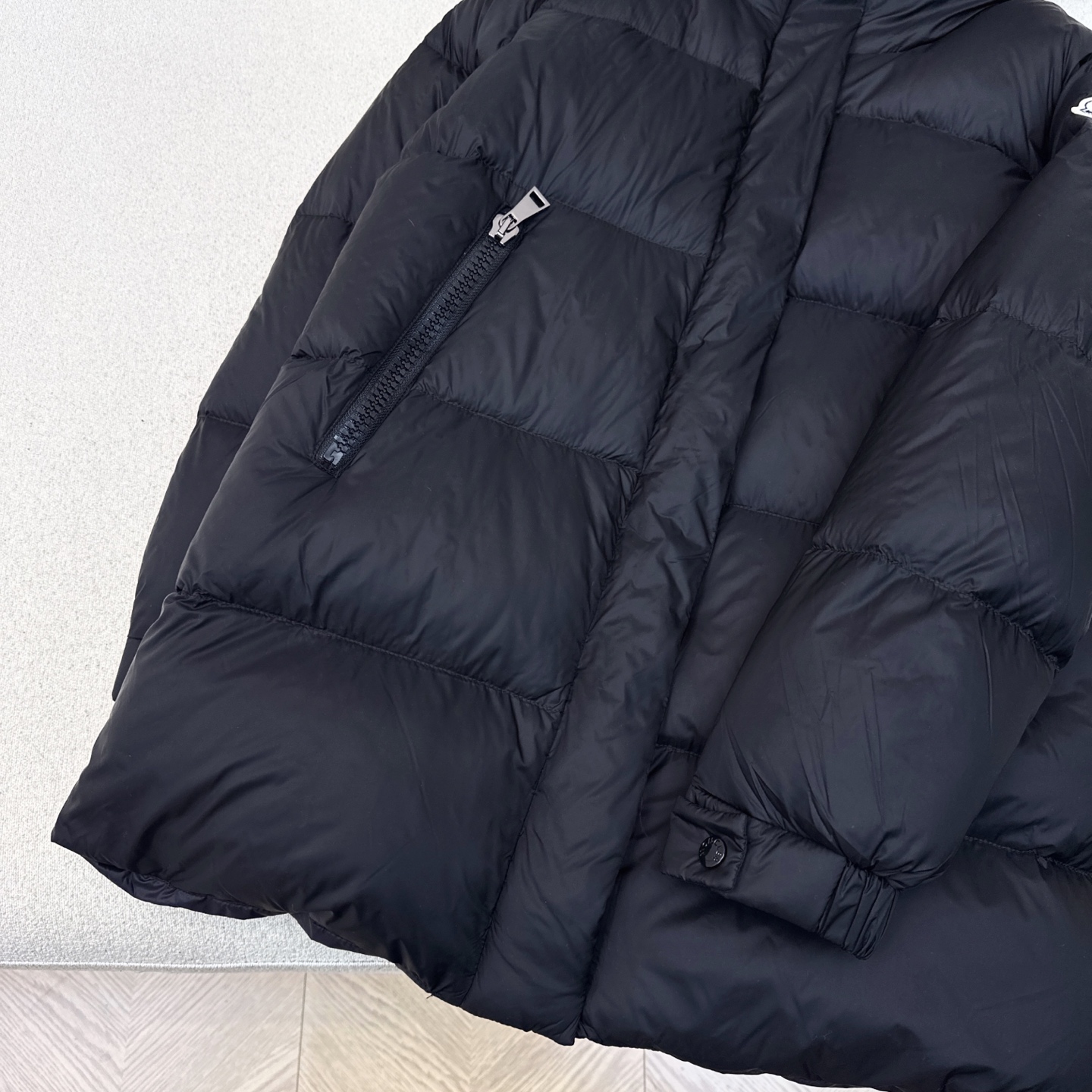 原单品质 MC 25Ss———秋冬最新款logo标装饰连帽中长款羽绒服🖤 经典微A中长款版型 出镜率和实