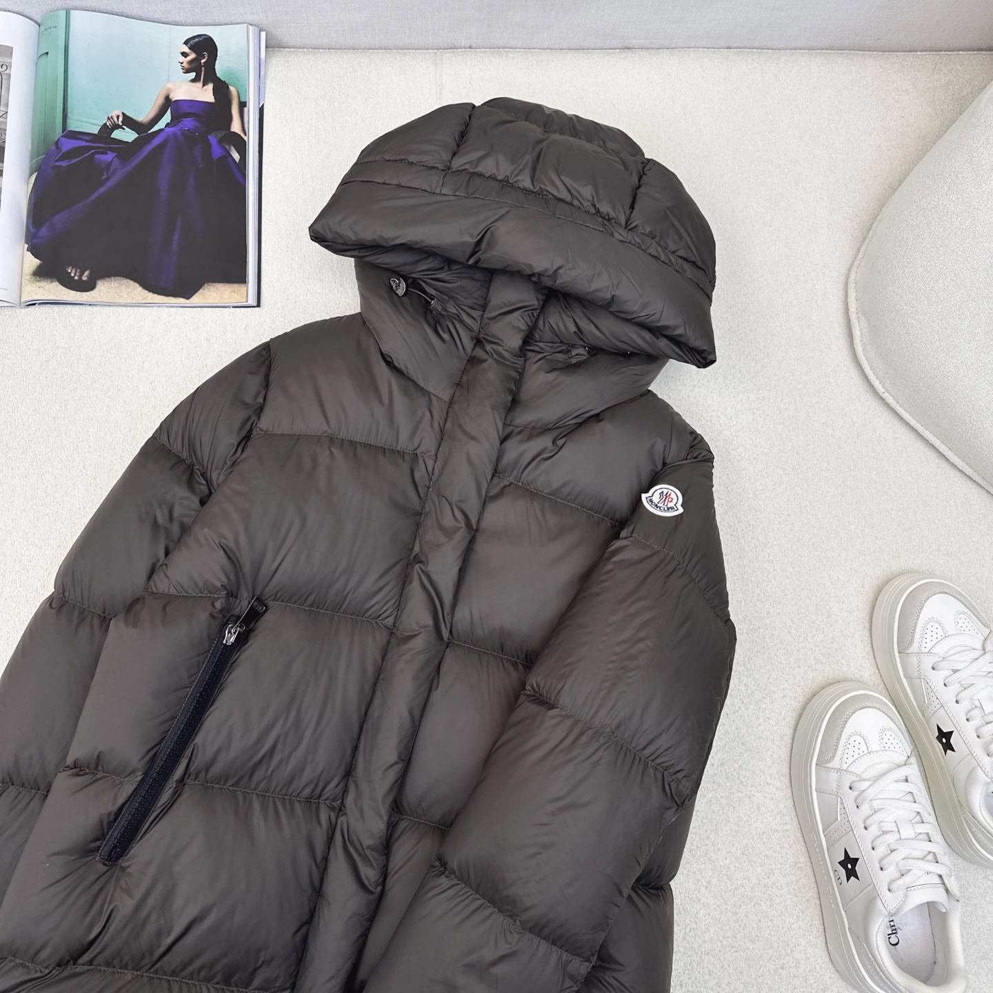 原单品质 MC 25Ss———秋冬最新款logo标装饰连帽中长款羽绒服🖤 经典微A中长款版型 出镜率和实