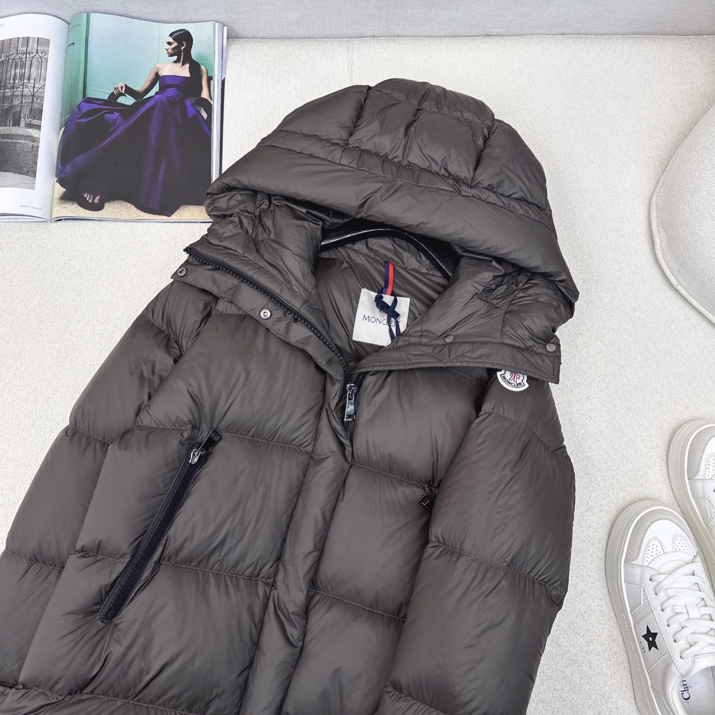 原单品质 MC 25Ss———秋冬最新款logo标装饰连帽中长款羽绒服🖤 经典微A中长款版型 出镜率和实