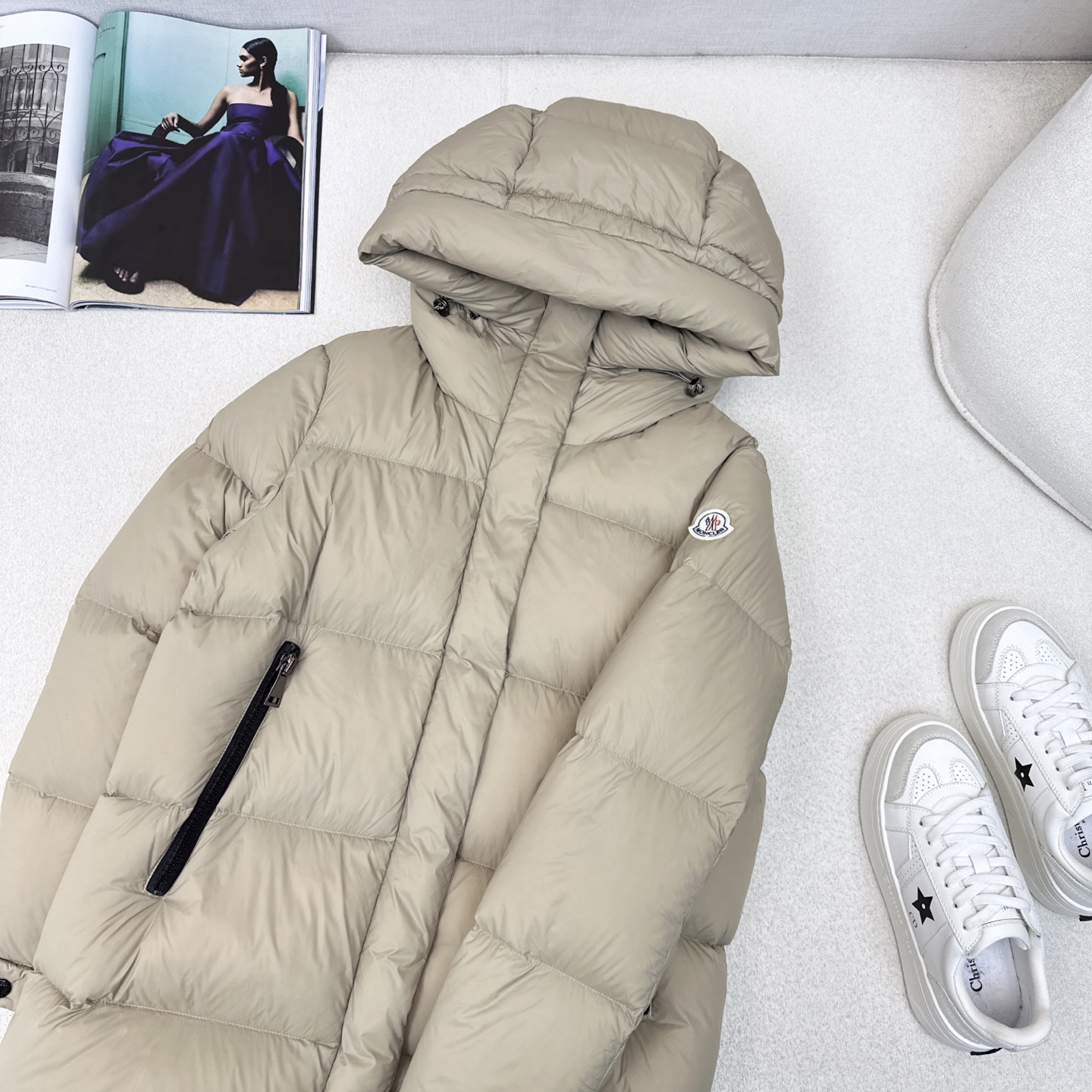 原单品质 MC 25Ss———秋冬最新款logo标装饰连帽中长款羽绒服🖤 经典微A中长款版型 出镜率和实